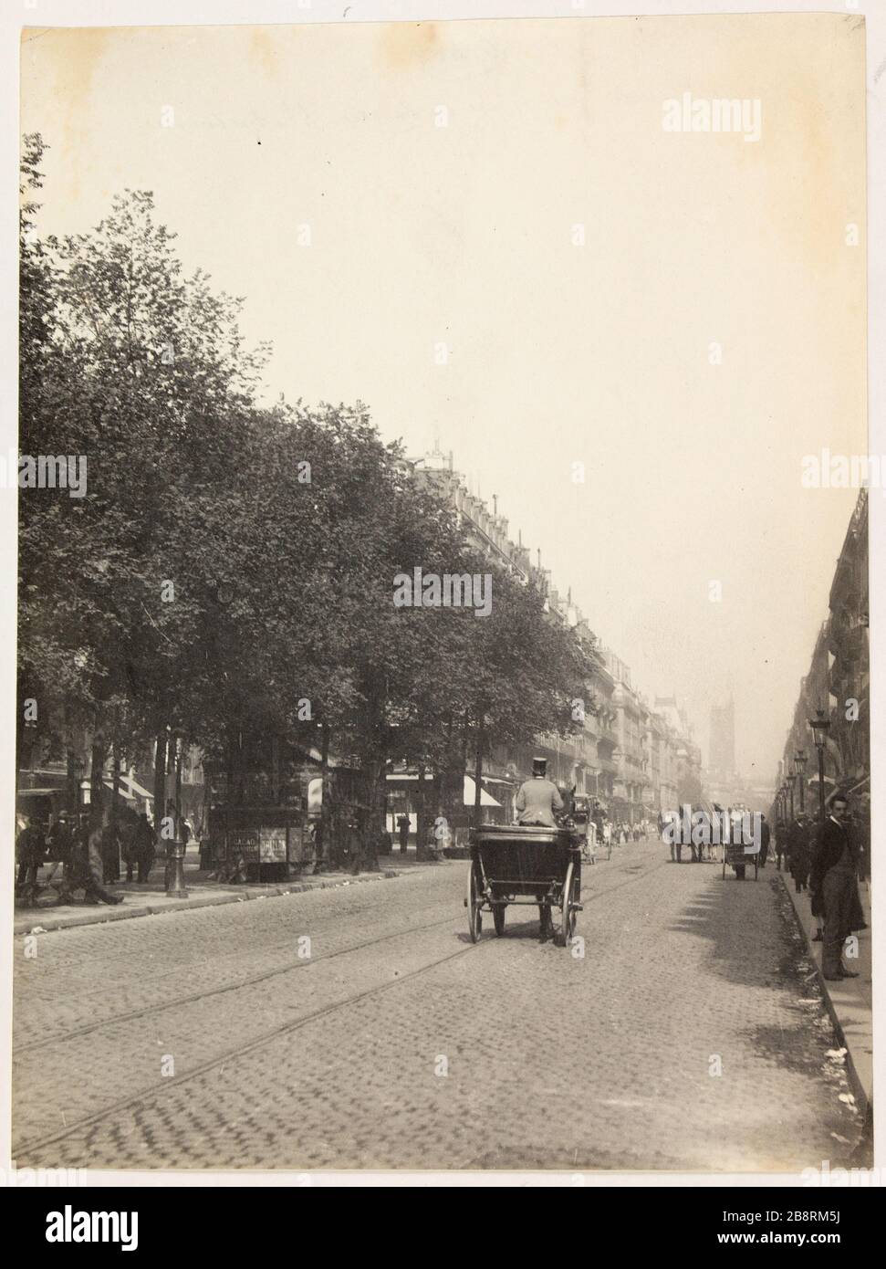 Rue de Rivoli, vista da Sant'Antonio. Horse cars in Rue de Rivoli, 1 ° arrondissement, Parigi 'Voitures à cheval sur la rue de Rivoli, Parigi (Ier arr.)'. Photographie d'Hippolyte Blancard (1843-1924), vers 1890. Parigi, musée Carnavalet. Foto Stock
