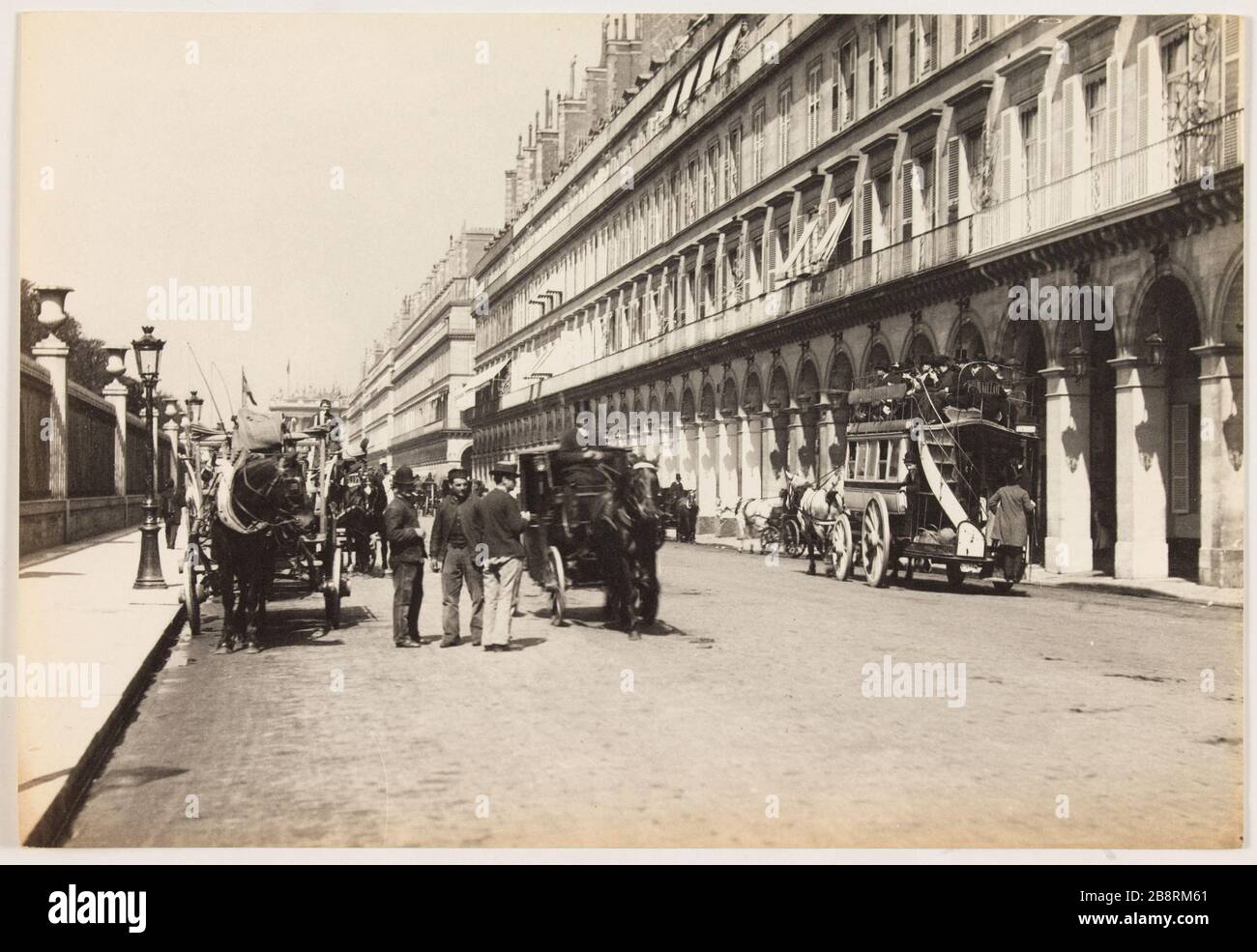 Rue de Rivoli / Entre rue Castiglione e la Place des Pyramides / monibus una stringa di scarpe. Voitures à cheval et omnibus in Rue de Rivoli, tra rue Castiglione e Place des Pyramides, 1er circondario, Parigi 'Voitures à cheval et omnibus sur la rue de Rivoli, entre la rue Castiglione et la Place des Pyramides, Parigi (Ier arr.)'. Photographie d'Hippolyte Blancard (1843-1924), vers 1890. Parigi, musée Carnavalet. Foto Stock