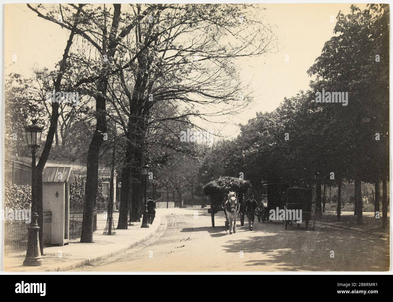 Avenue Gabriel. Carrozze a cavallo che circolano avenue Gabriel, ad una cassetta di sentinella sul marciapiede sinistro, 8 ° arrondissement, Parigi 'Voitures à cheval circulant avenue Gabriel, vue d'une guérite sur le trottoir de gauche, Parigi (VIIIème arr.)'. Photographie d'Hippolyte Blancard (1843-1924), vers 1890. Parigi, musée Carnavalet. Foto Stock