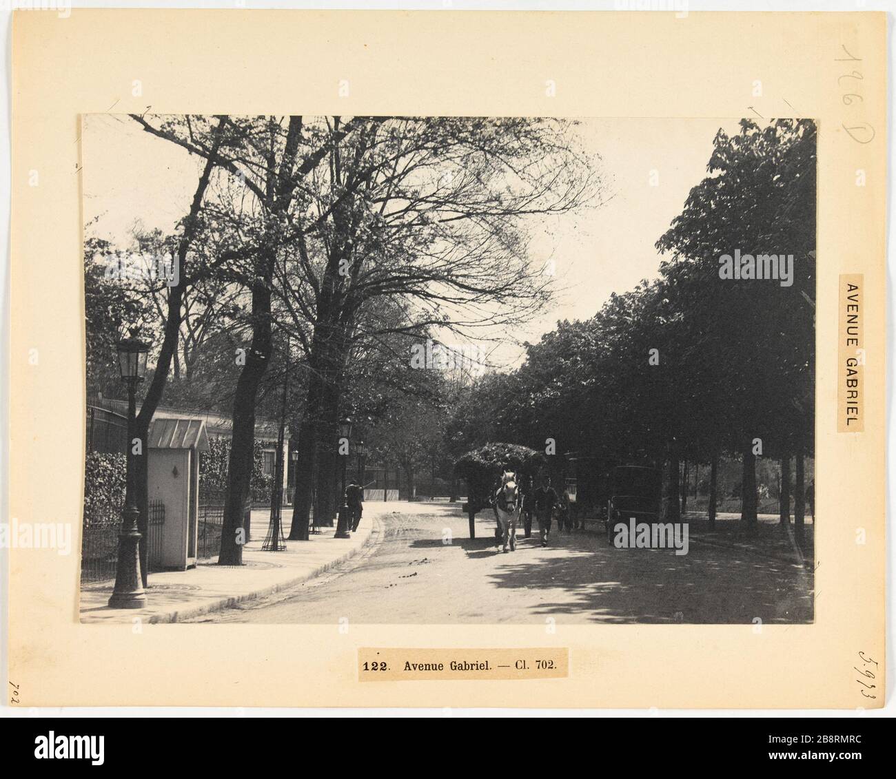 Gabriel Avenue/Avenue 122. Gabriel. - cl. 702. Horse Cars circolante avenue Gabriel, ad una cassetta di sentinella sul marciapiede sinistro, 8 ° arrondissement, Parigi 'Voitures à cheval circolant avenue Gabriel, vue d'une guérite sur le trottoir de gauche, Parigi (VIIIème arr.)'. Photographie d'Hippolyte Blancard (1843-1924), entre 1888-1890. Parigi, musée Carnavalet. Foto Stock
