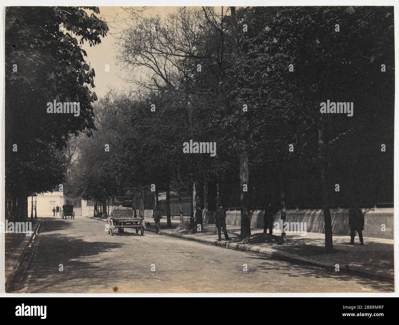 Avenue Gabriel, il piccolo muro sulla destra. Carrozza circolante avenue Gabriel, 8° arrondissement, Parigi 'Voiture à cheval circolant avenue Gabriel, Parigi (VIIIème arr.)'. Photographie d'Hippolyte Blancard (1843-1924), vers 1890. Parigi, musée Carnavalet. Foto Stock