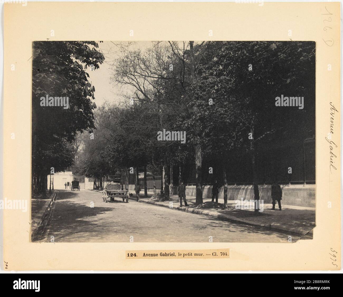 Gabriel Avenue/Avenue 124. Gabriel, il piccolo muro. - cl. 704. Carrozza circolante avenue Gabriel, 8° arrondissement, Parigi 'Voiture à cheval circolant avenue Gabriel, Parigi (VIIIème arr.)'. Photographie d'Hippolyte Blancard (1843-1924), entre 1888-1890. Parigi, musée Carnavalet. Foto Stock