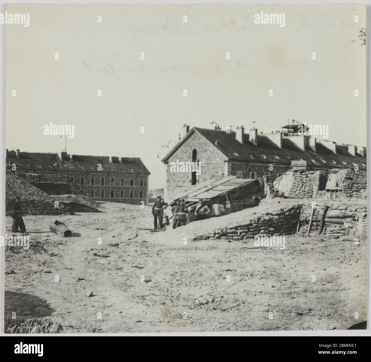 Con Noisy / Redoute e Barricade il forte. Redoute e Barricade il forte di Noisy-le-sec. La Commune de Paris. La Roquette et la Roquette (Seine-Saint-Denis). Photographie d'Hippolyte Blancard (1843-1924). Tirage au platine (recto). 1870-1871. Parigi, musée Carnavalet. Foto Stock