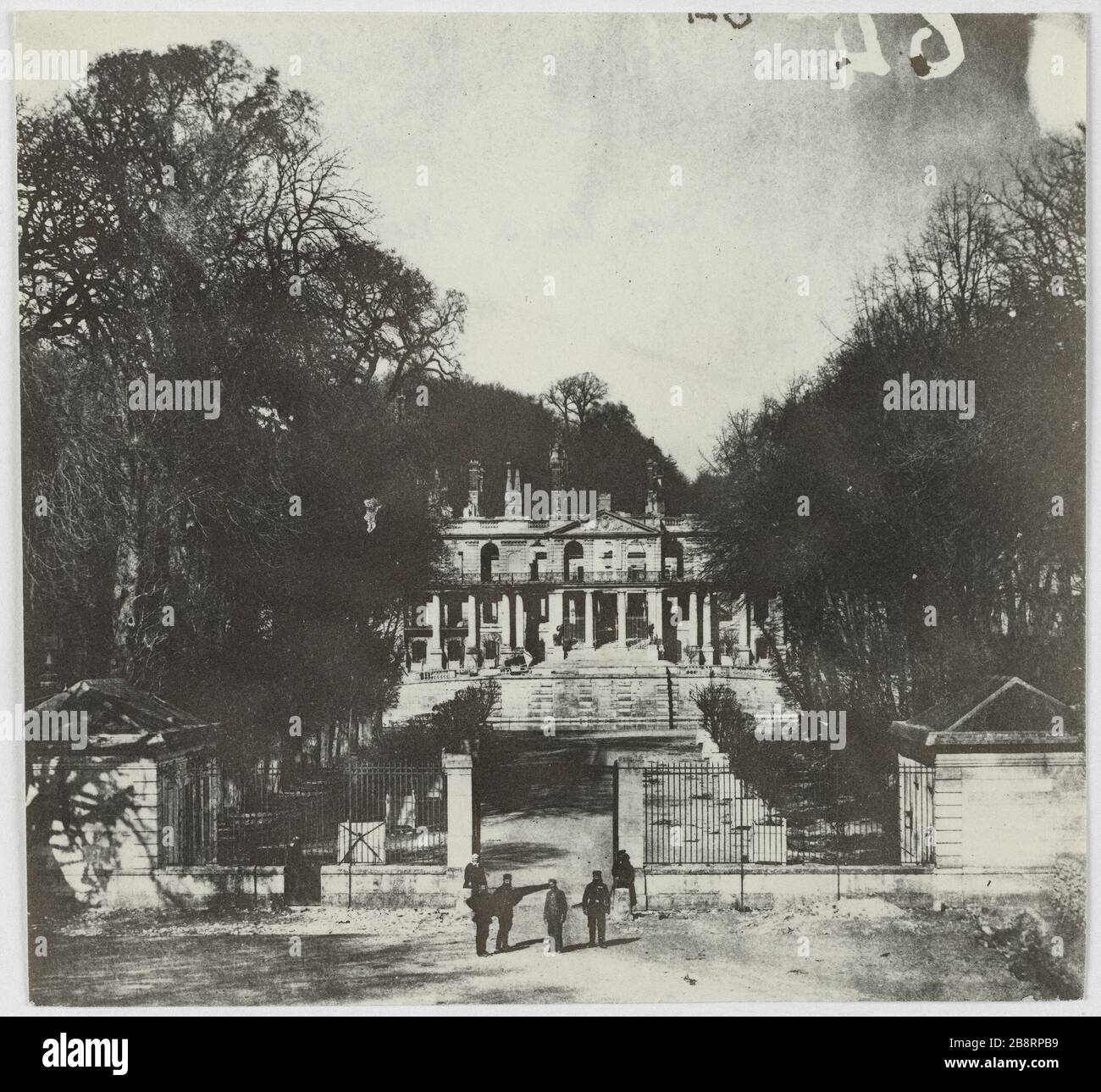 St. Cloud / cancello a ferro di cavallo. Gate Horseshoe Castle St. Cloud. La Commune de Paris. Porte du fer à cheval du château de Saint-Cloud (Hauts-de-Seine). Photographie d'Hippolyte Blancard (1843-1924). Tirage au platine (recto). 1870-1871. Parigi, musée Carnavalet. Foto Stock