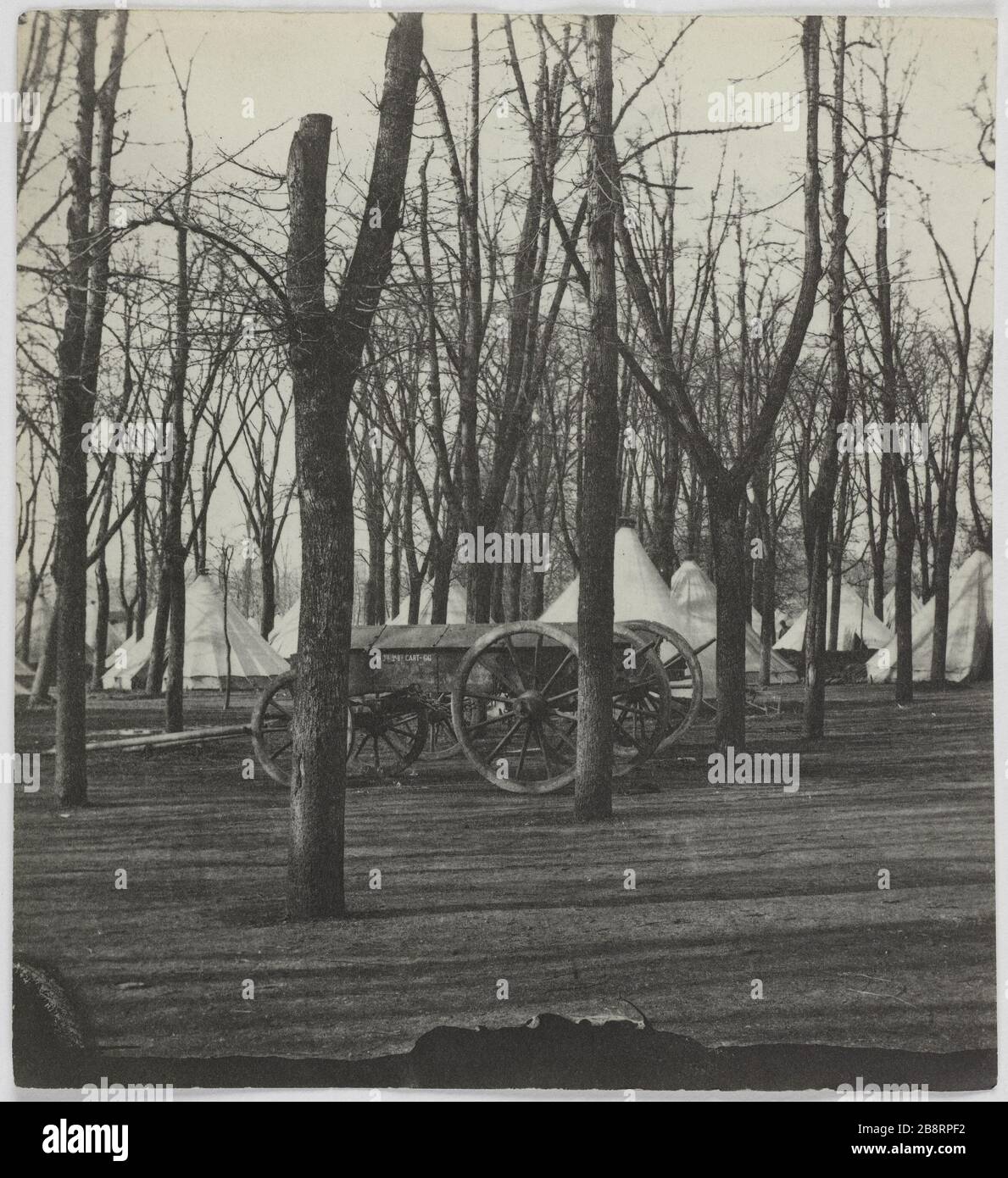 Terrazza Lussemburgo occupato da / i militari. Terrasse du Luxembourg Palazzo occupato dall'esercito, 6 ° arrondissement, Parigi. La Commune de Paris. Terrasse du palais du Luxembourg occupa par l'armée. Parigi (VIème arr.). Photographie d'Hippolyte Blancard (1843-1924). Tirage au platine (recto). 1870-1871. Parigi, musée Carnavalet. Foto Stock