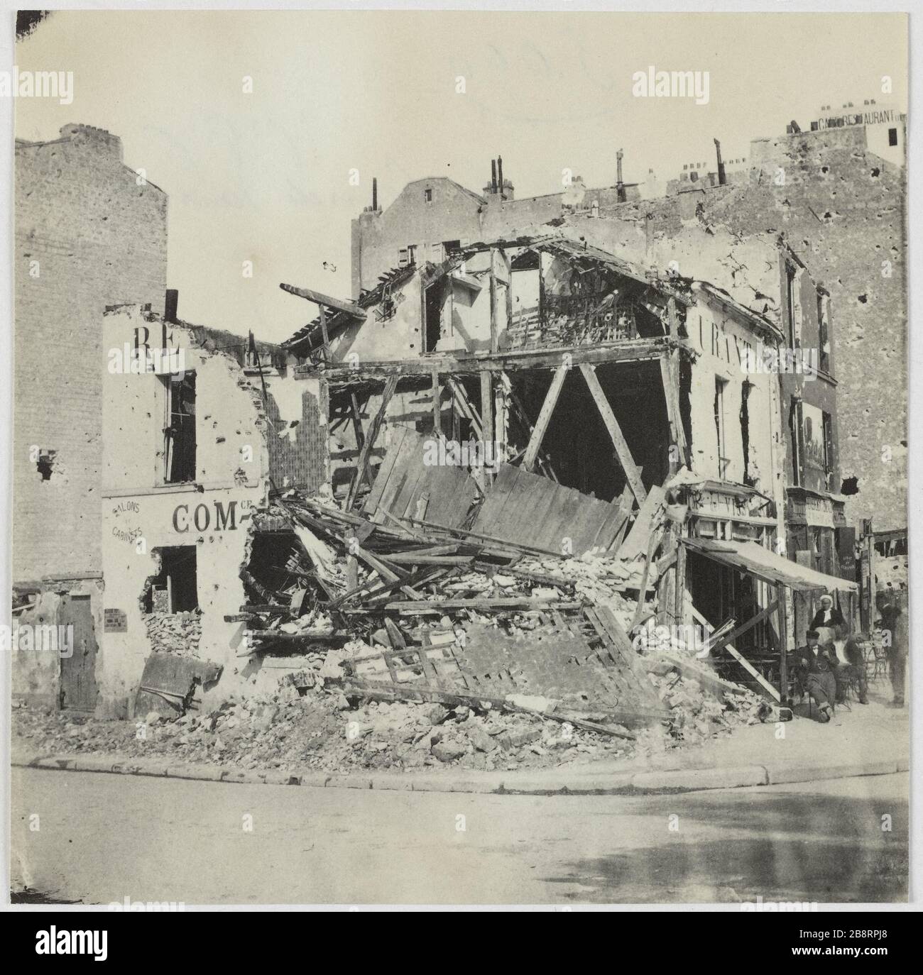 Viale del Grand Army / casa bombardato. Viale del Grand Army, casa bombardata, Neuilly-sur-Seine. La Commune de Paris. Avenue de la Grande armée, maison bombardée. Saint-Jean-de-Monts (Hauts-de-Seine). Photographie d'Hippolyte Blancard (1843-1924). Tirage au platine (recto). 1870-1871. Parigi, musée Carnavalet. Foto Stock