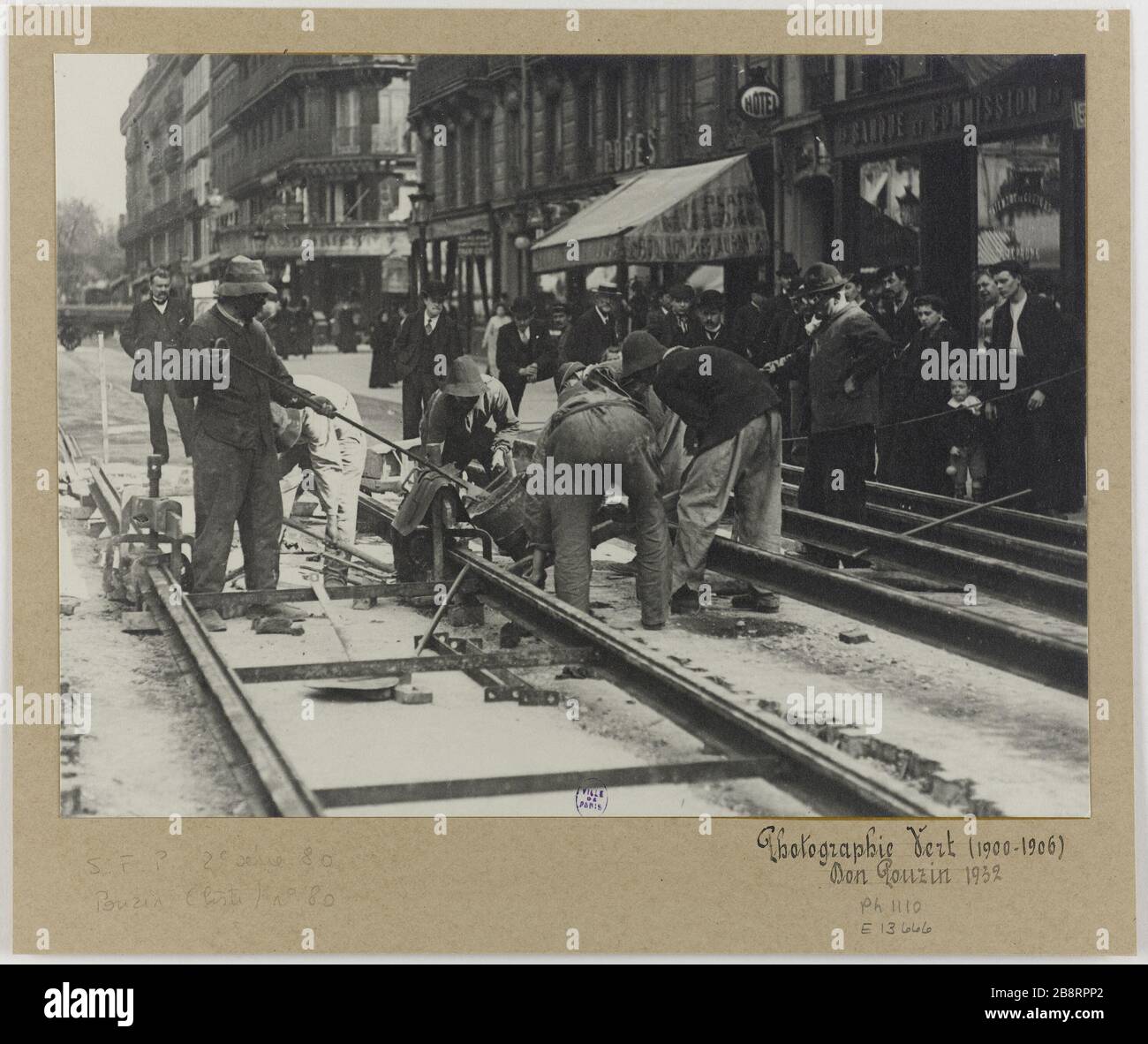 Posizionamento dei tram Mise en Place des rails de tramways. Photographie de Louis Vert (1865-1924). Gélatino-bromure sur velours papier. Entre 1900 e 1906. Parigi, musée Carnavalet. Foto Stock