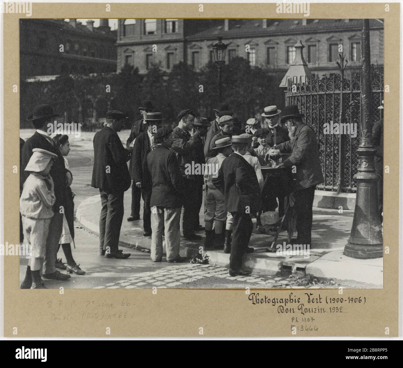 Ambulante vendeur venditore di strada. Photographie de Louis Vert (1865-1924). Gélatino-bromure sur velours papier. Entre 1900 e 1906. Parigi, musée Carnavalet. Foto Stock