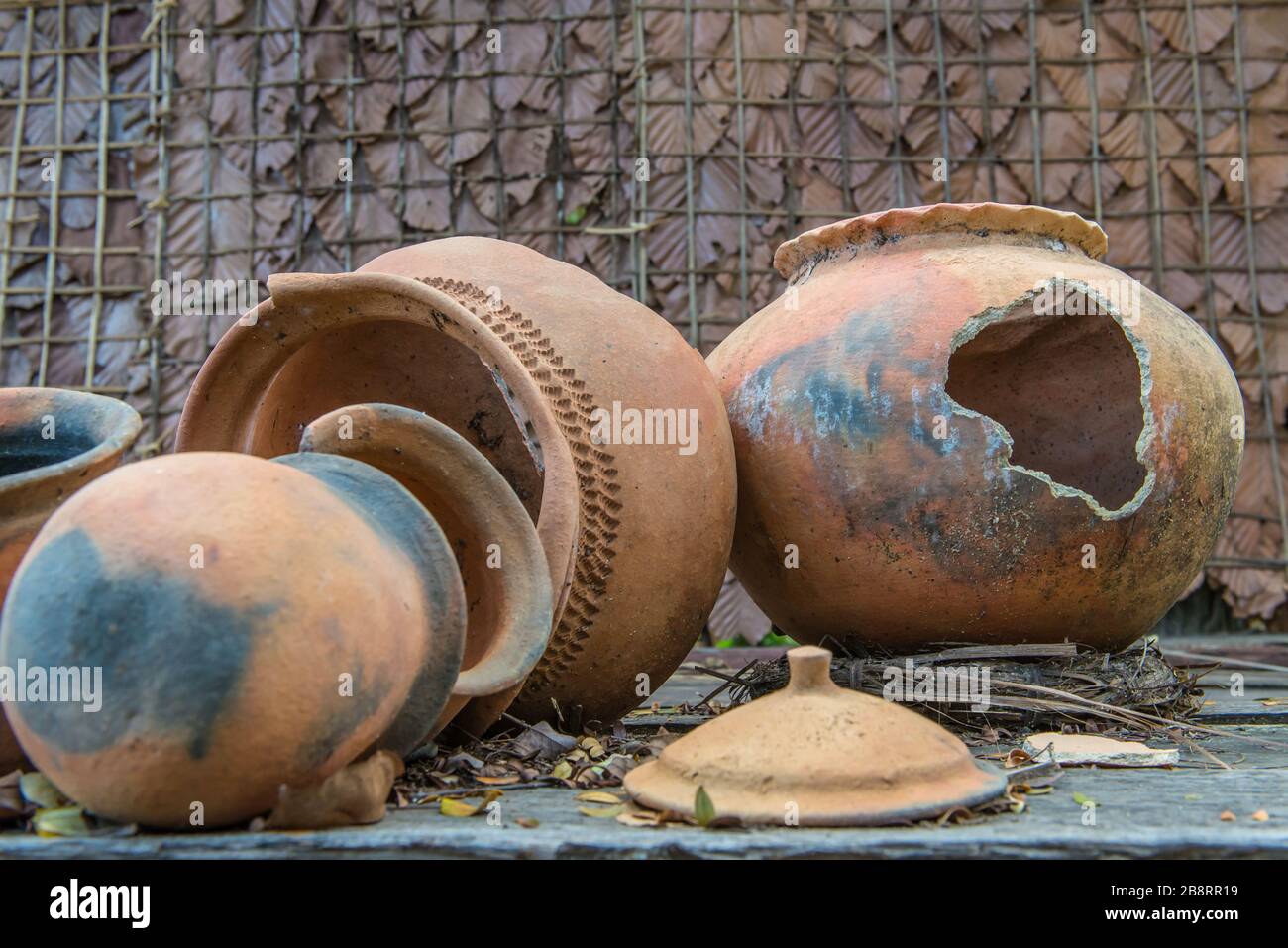 Vaso di argilla rotto antico o vaso tradizionale su capanna abbandonata. Foto Stock