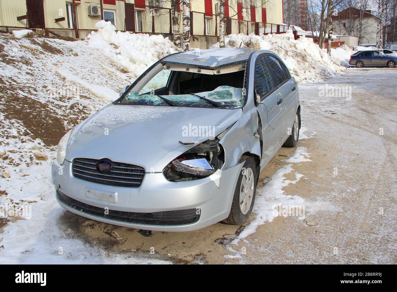 Una vettura d'argento rotta dopo un incidente sulla strada. Concetto di sicurezza dei trasporti. Foto Stock