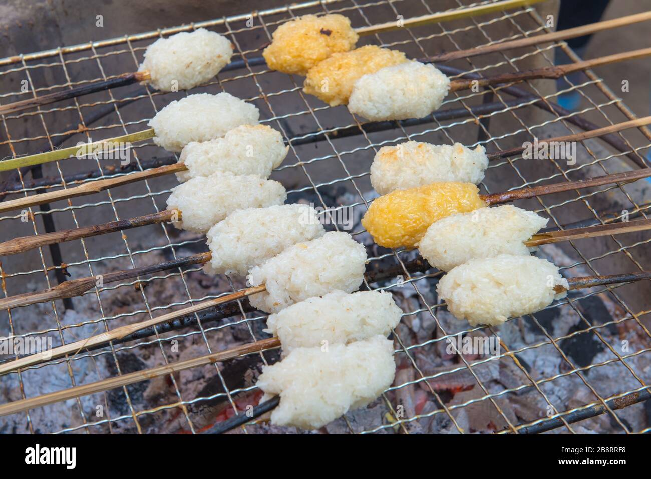 Riso appiccicoso con uovo alla griglia cibo tradizionale asiatico. (Porto) Foto Stock