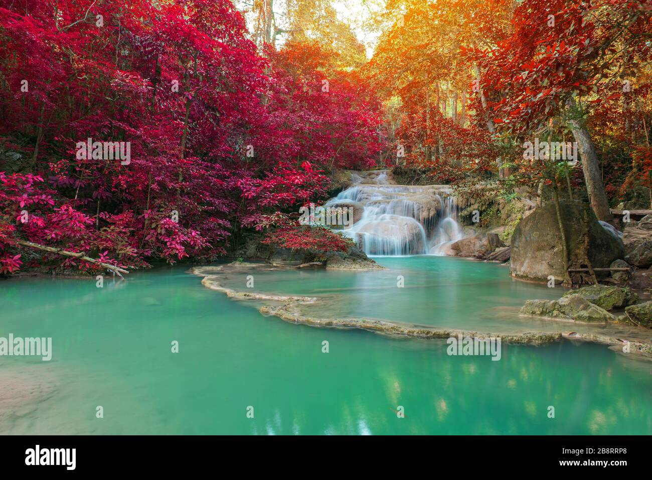 Cascata in Deep Forest a cascata di Erawan National Park, Thailandia. Foto Stock