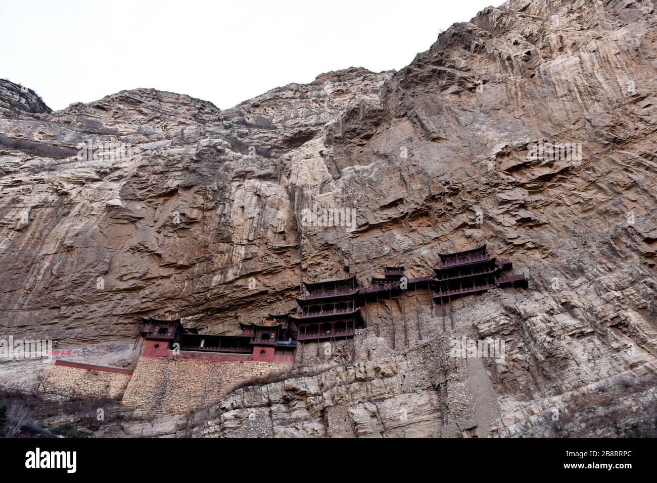 Datong, Datong, Cina. 23 marzo 2020. Shanxiï¼ŒCHINA-Foto presa il 22 marzo 2020 mostra l'edificio del tempio nella contea di hunyuan, la città di datong, la provincia di Shanxi della Cina del nord.il tempio di Xuankong, situato nella contea di hunyuan, la città di datong, la provincia di Shanxi, ''la montagna del nord'' hengshan jinlong gola tra il lato ovest della scogliera di picco di cuiping, conosciuto come hengshan 18 ''il primo punto panoramico'''. Originariamente chiamato ''xuankong Pavilion'', ''xuan'' è stato preso dagli insegnamenti del Taoismo cinese, ''kong' è stato preso dagli insegnamenti del Buddismo, in seguito rinominato ''xuankong Temple'', perché l'intero tempio è Foto Stock