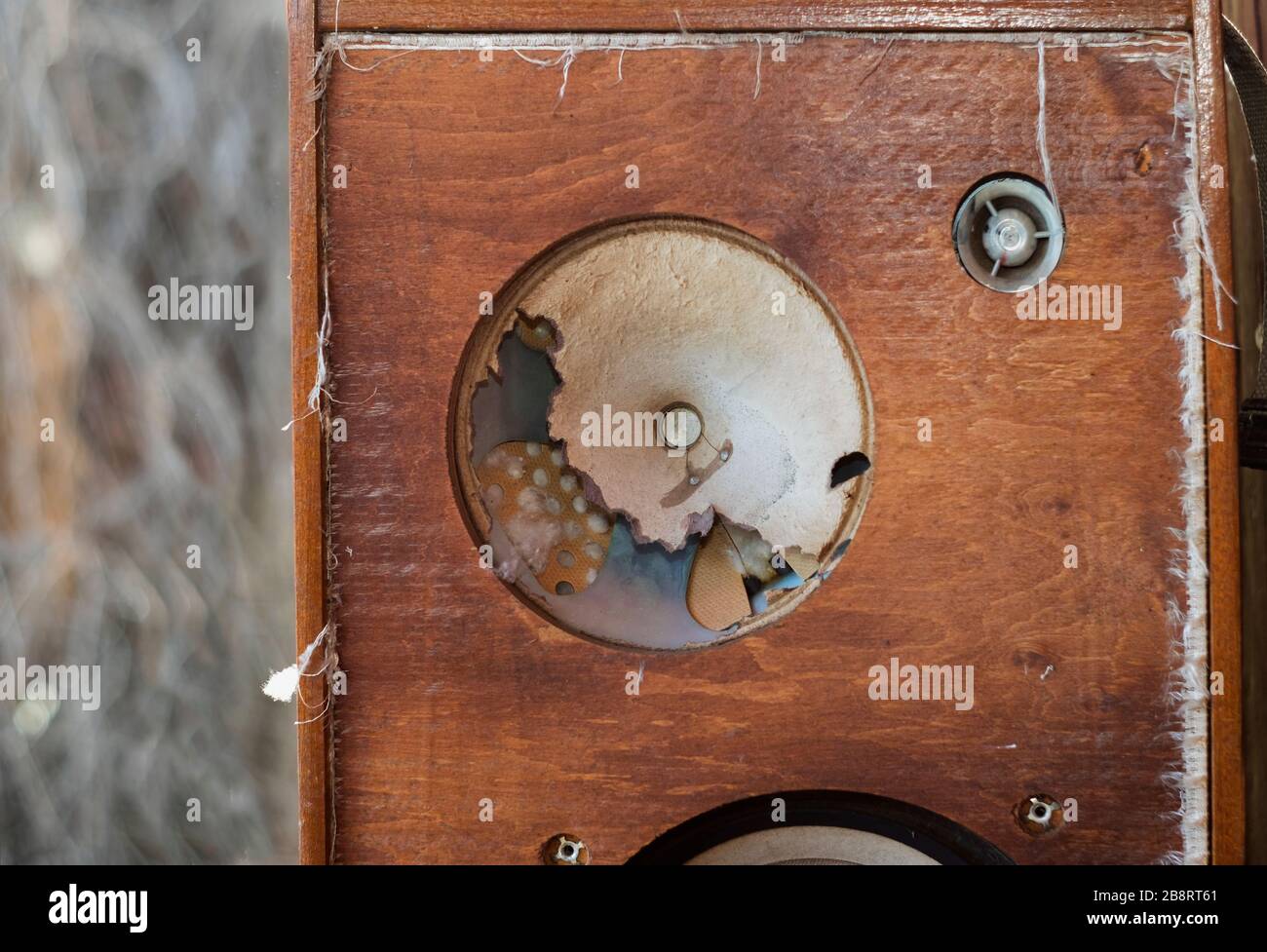 Altoparlante danneggiato abbandonato, primo piano esterno corto Foto Stock