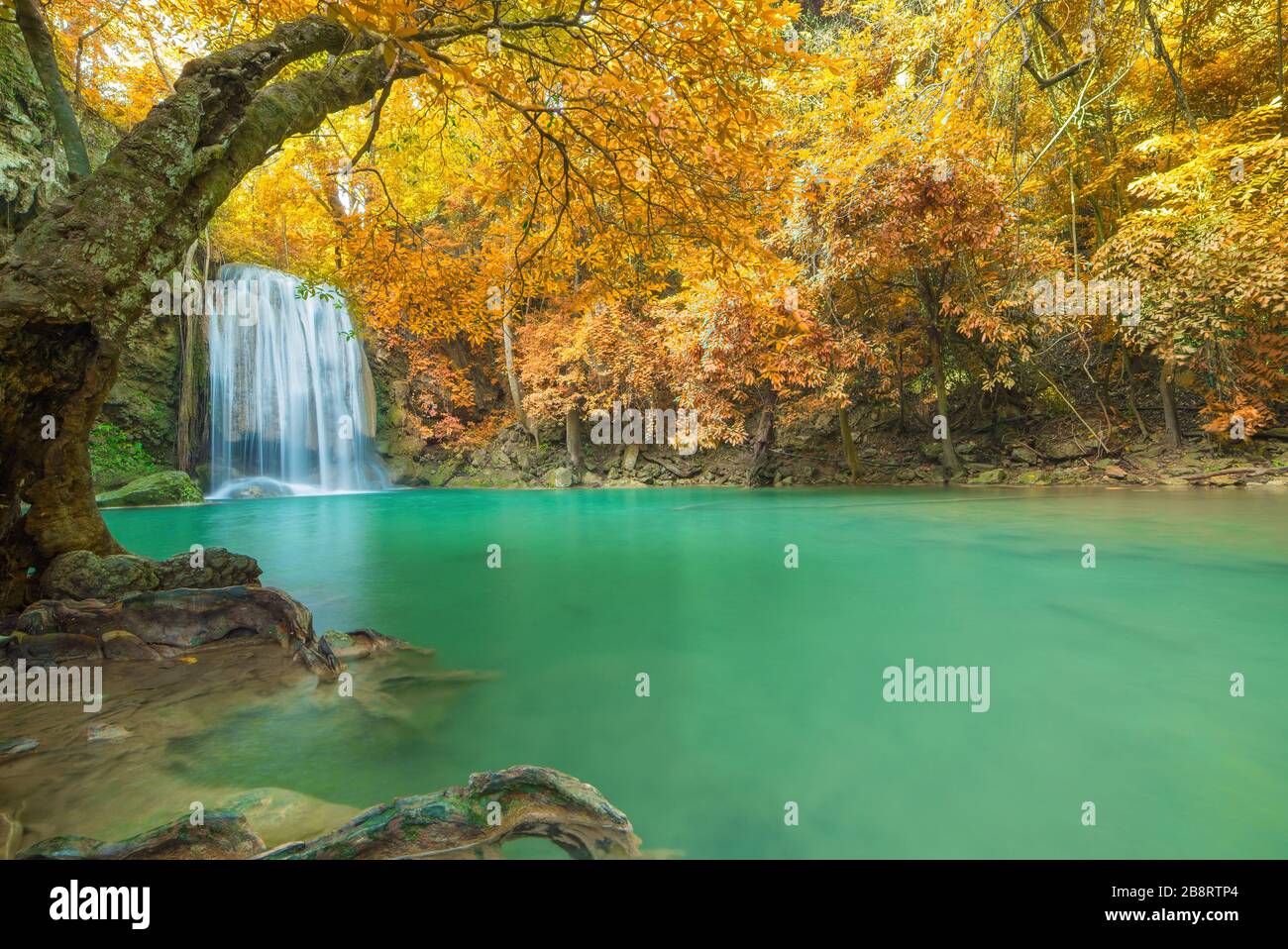 Cascata nella foresta profonda al Parco Nazionale delle cascate di Erawan Thailandia Foto Stock