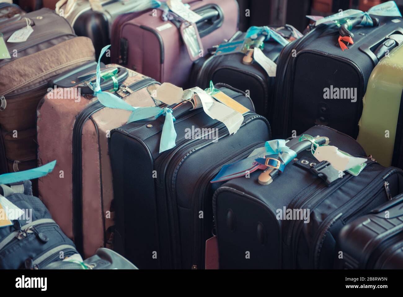 Bagagli costituito da grandi valigie zaini e borsa da viaggio. Foto Stock