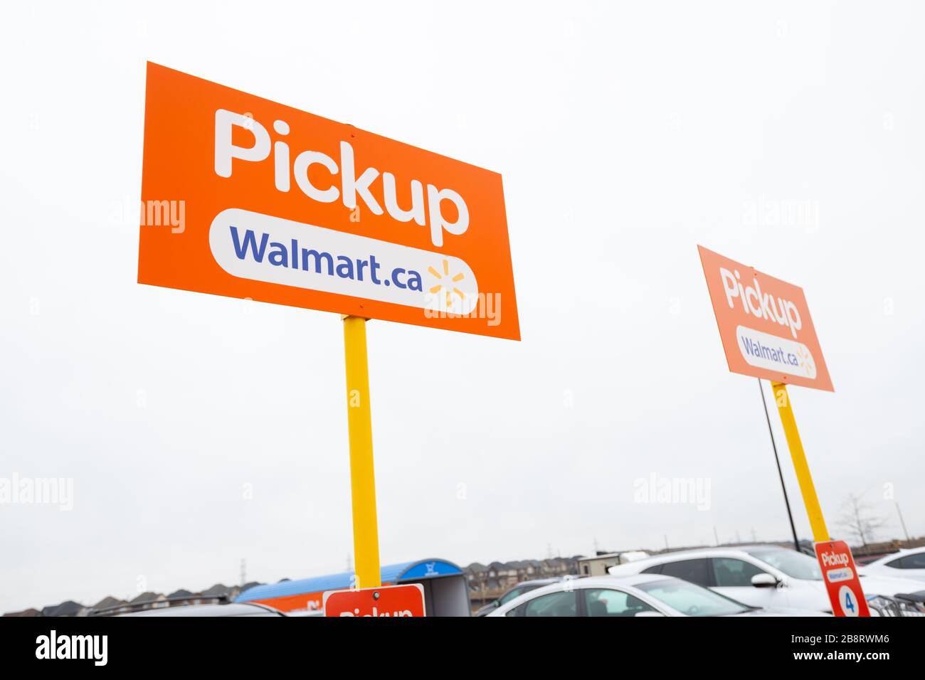 Segnali di ritiro della drogheria nel parcheggio di un supermercato Walmart Canada. Foto Stock