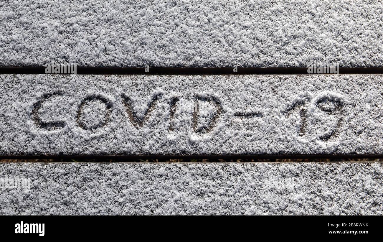 COVID-19. InPrint nella neve, nome del nuovo Coronavirus. Concetto di quarantena, emergenza e responsabilità civile Foto Stock