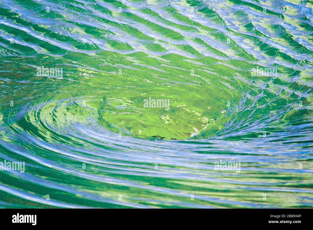 Primo piano di vortice d'acqua che si forma sulla superficie di un fiume Foto Stock