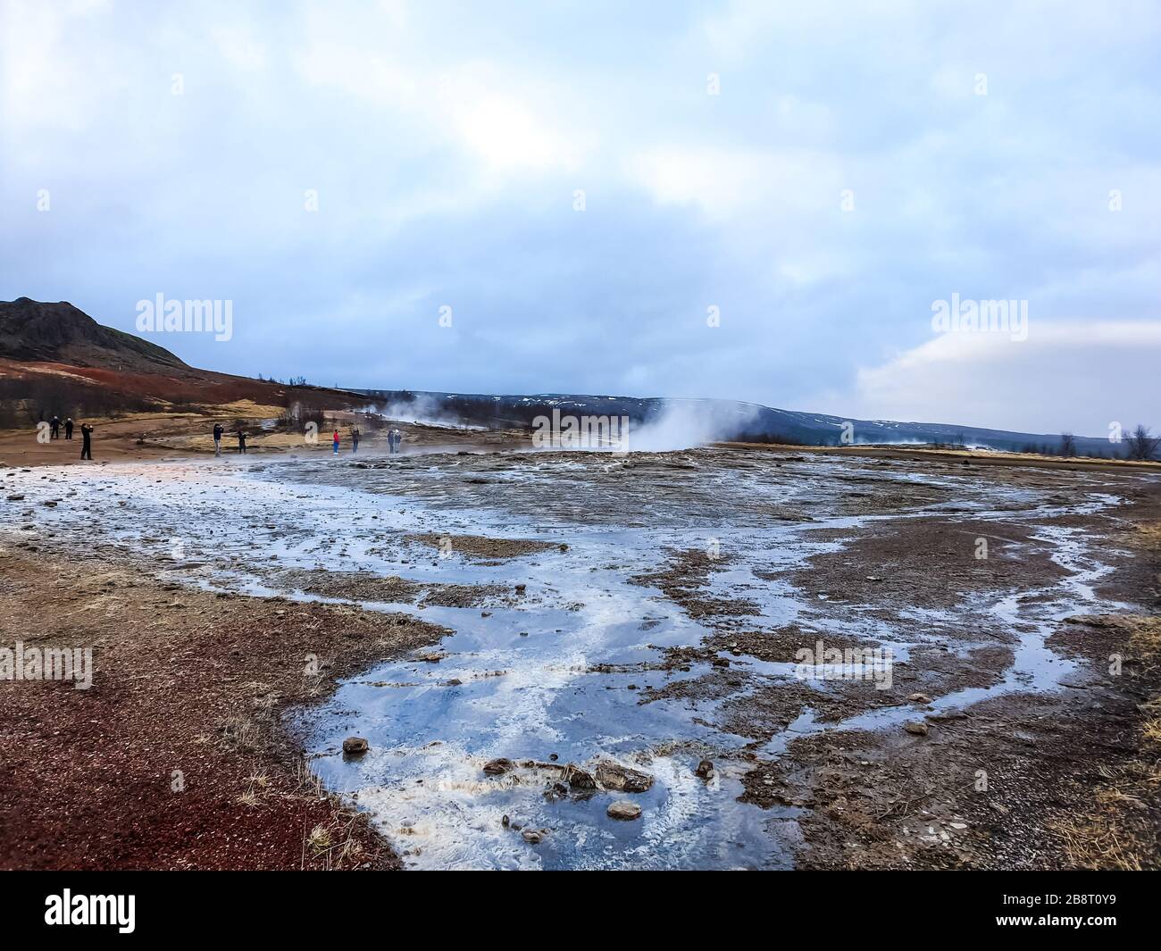 in attesa dell'eruzione del geyser Foto Stock