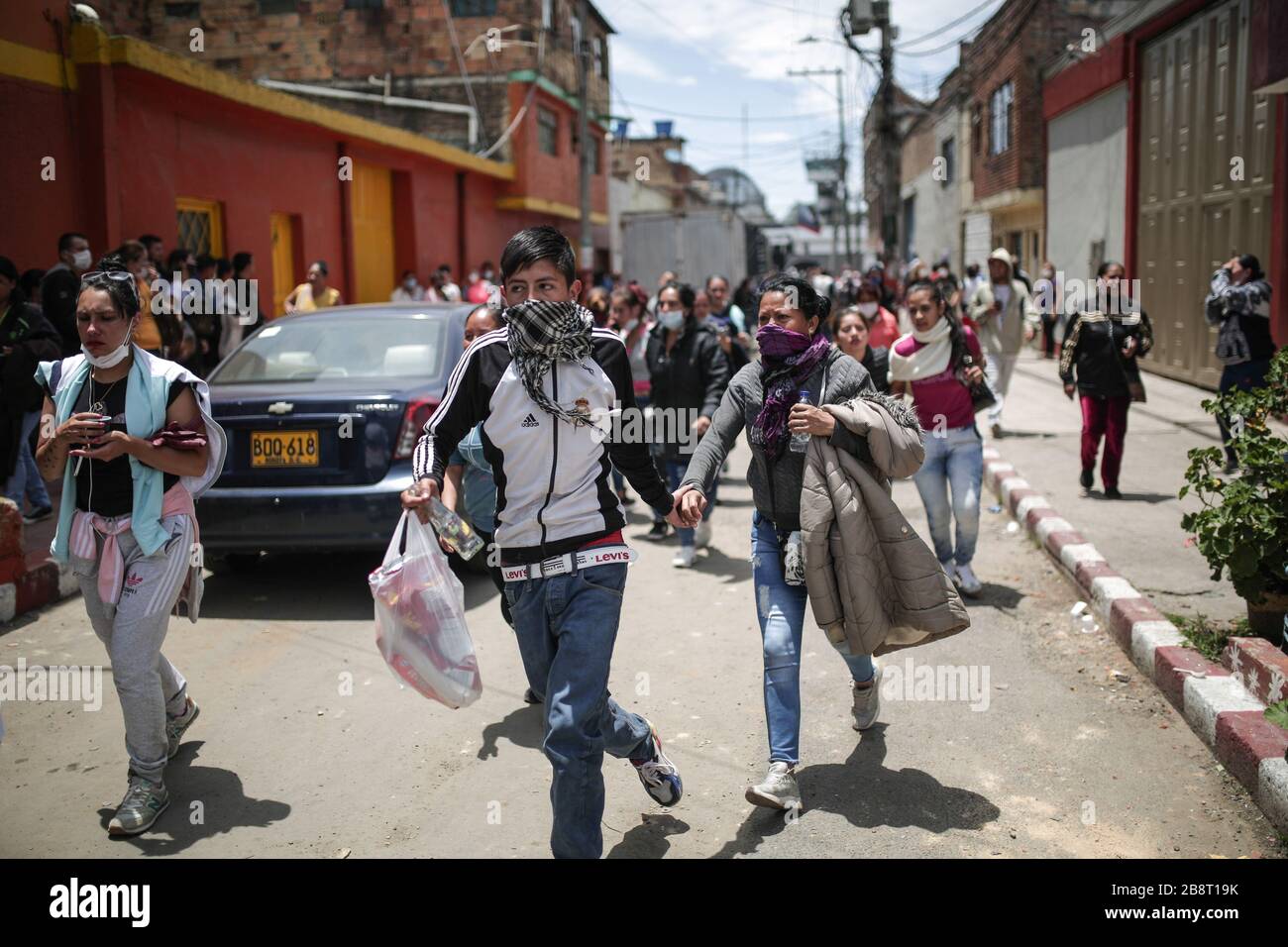 Pechino, Colombia. 22 marzo 2020. I parenti dei detenuti si affrettano verso la prigione dove scoppiò una sommossa a Bogotà, Colombia, 22 marzo 2020. Secondo le autorità locali, un tentativo di interruzione del carcere nella capitale colombiana Bogotà ha lasciato 23 detenuti morti e 90 feriti. Credit: Jhon Paz/Xinhua/Alamy Live News Foto Stock