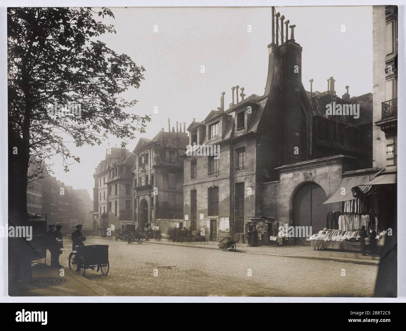 VISTA DALLA STRADA E LA PARTE ANTERIORE DELLA PRIGIONE DI SAINT-LAZARE, 107 RUE DU FAUBOURG SAINT-DENIS, 10 ° DISTRETTO Vue de la rue et de la façade de la Prison de Saint-Lazare, 107 rue du Faubourg Saint-Denis. Parigi (Xème arr.). Photographie de Charles Lansiaux (1855-1939). Parigi, musée Carnavalet. Foto Stock