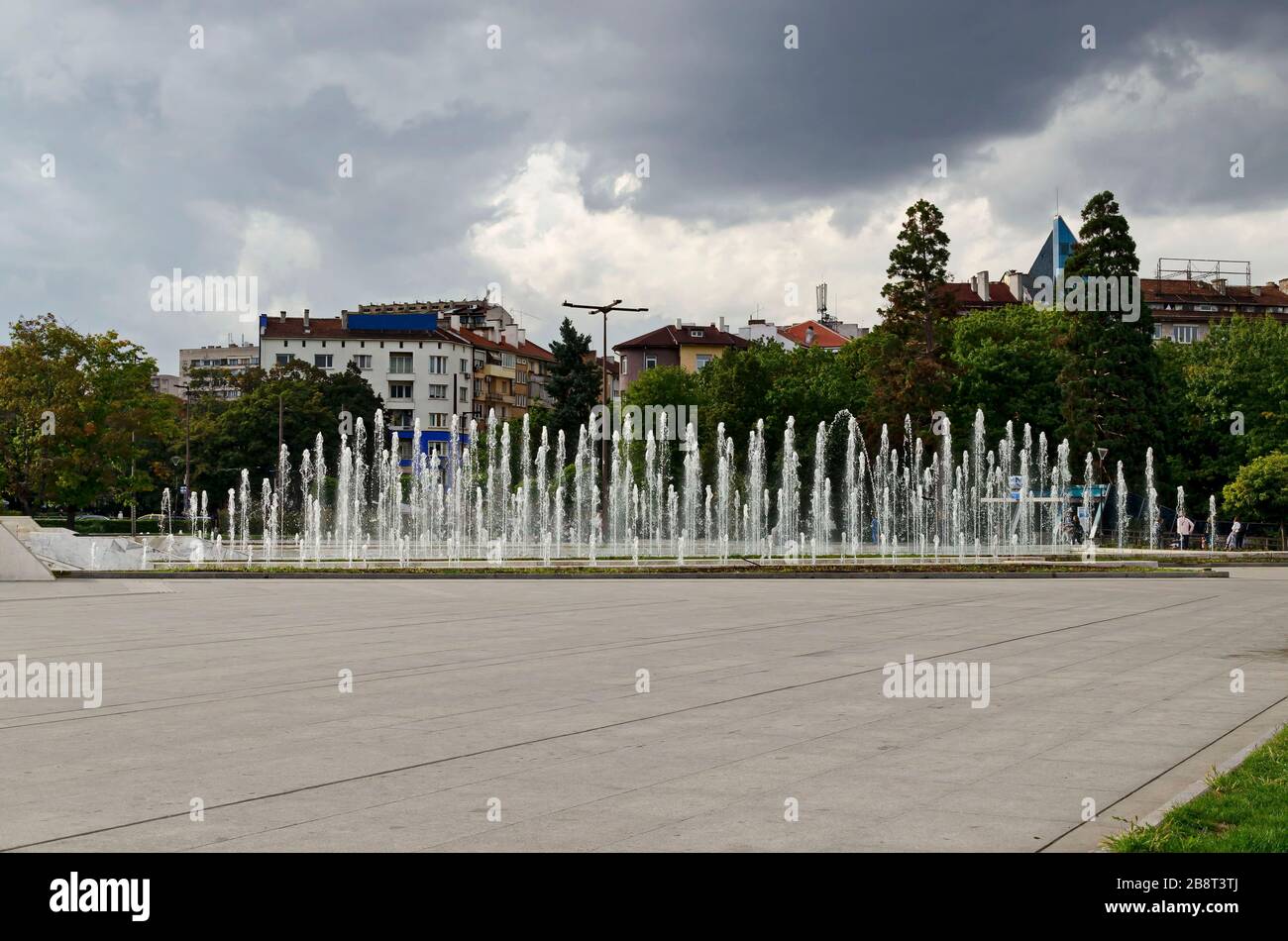 Parte di un quartiere residenziale che si affaccia sul Palazzo Nazionale della Cultura fontane acqua nel centro di Sofia, Bulgaria Foto Stock