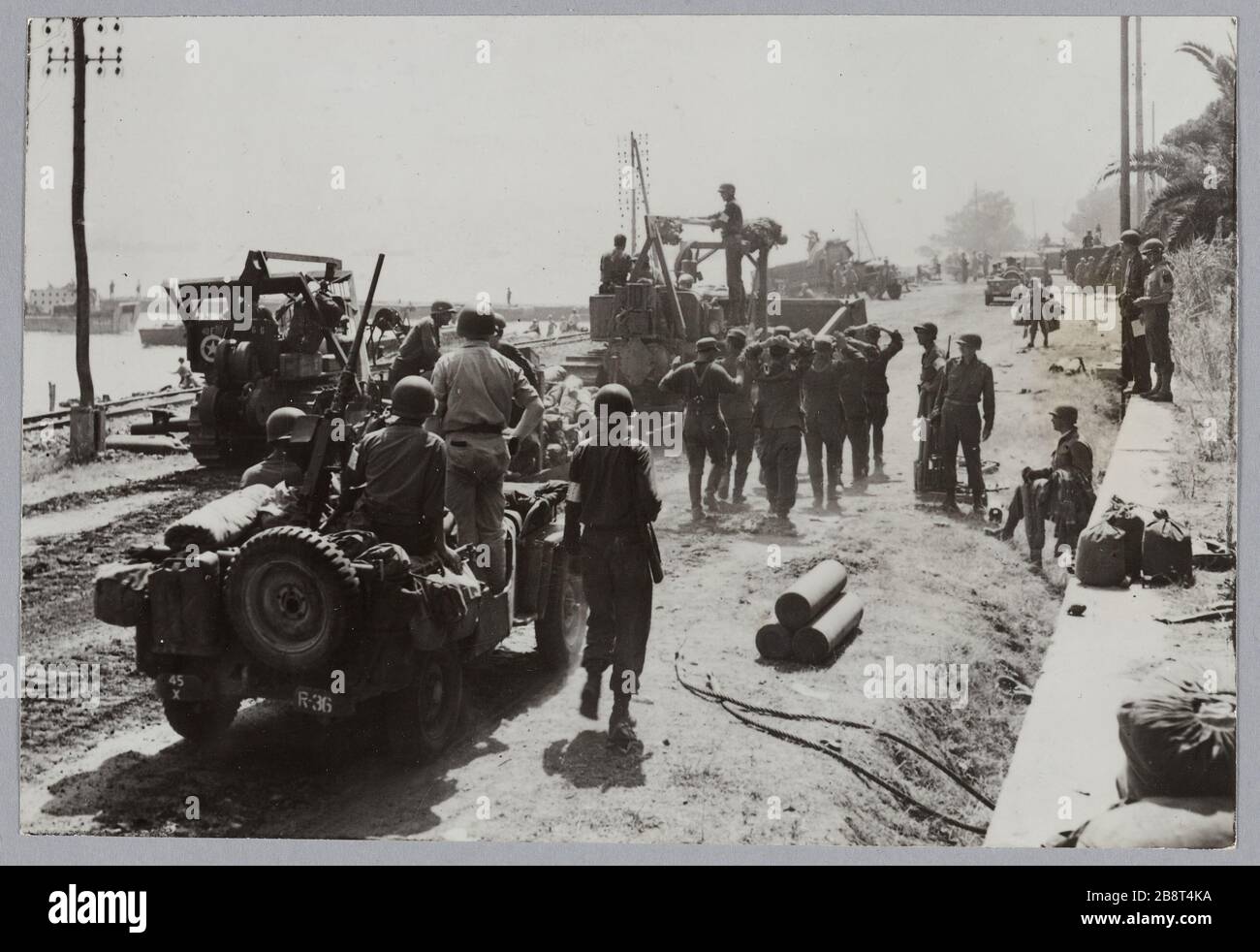 Prigionieri tedeschi nel mezzo del traffico di teste di ponte alleate; 08/15/1944 Foto Stock