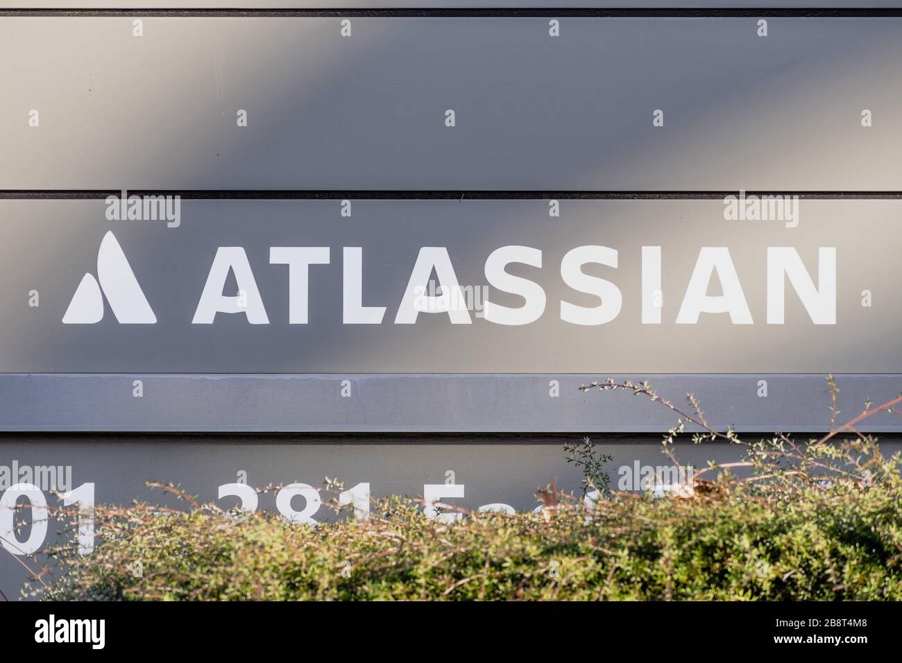 12 gennaio 2020 Mountain View / CA / USA - logo Atlassian presso la loro sede centrale nella Silicon Valley; Atlassian Corporation Plc è una multazione australiana Foto Stock