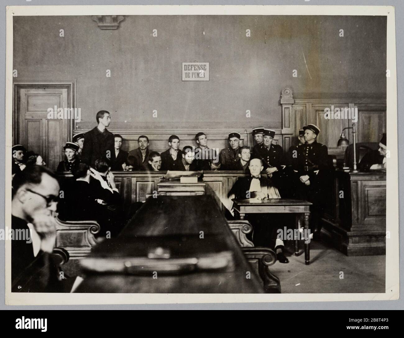 Sei giovani miliziani condannati a morte per tradimento presso il tribunale (Palazzo del Parlamento di Dauphine, Place Saint-André); 04/09/1944 Foto Stock