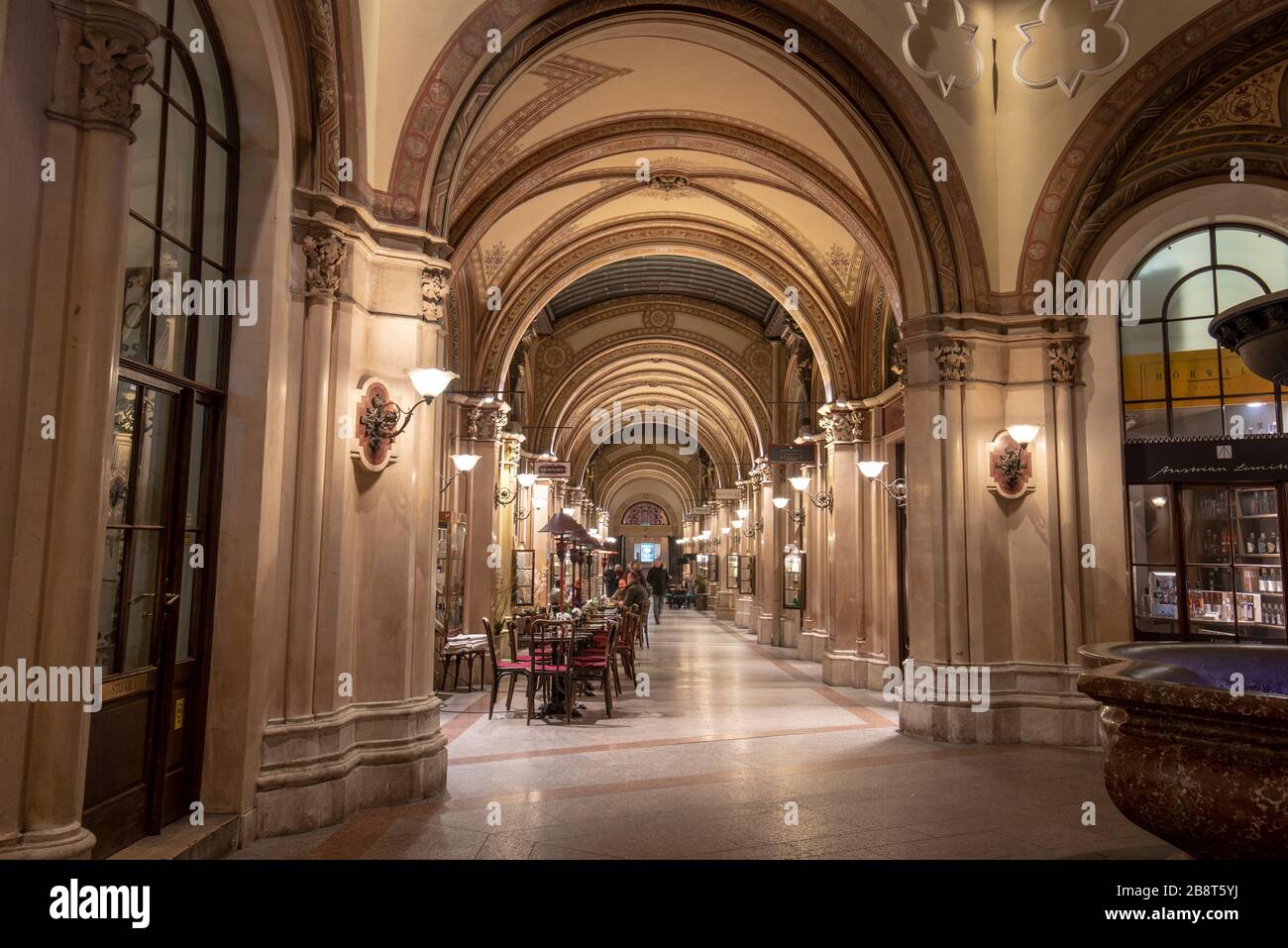 Vienna, Austria. All'interno del passaggio Ferstel, Palais Ferstel. Un tipico viennese 'Kaffeehaus' (caffetteria). Situato nel quartiere interno della città. Foto Stock