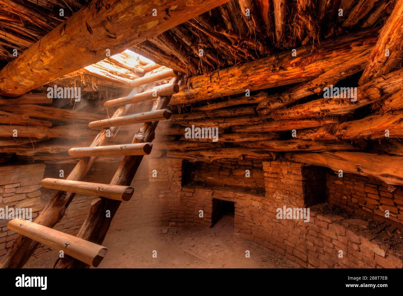 Sunnbeam illuminano l'interno di un kiva ricostruito nel Three Kivas Pueblo nel Montezuma Canyon vicino Blanding, Utah. Foto Stock