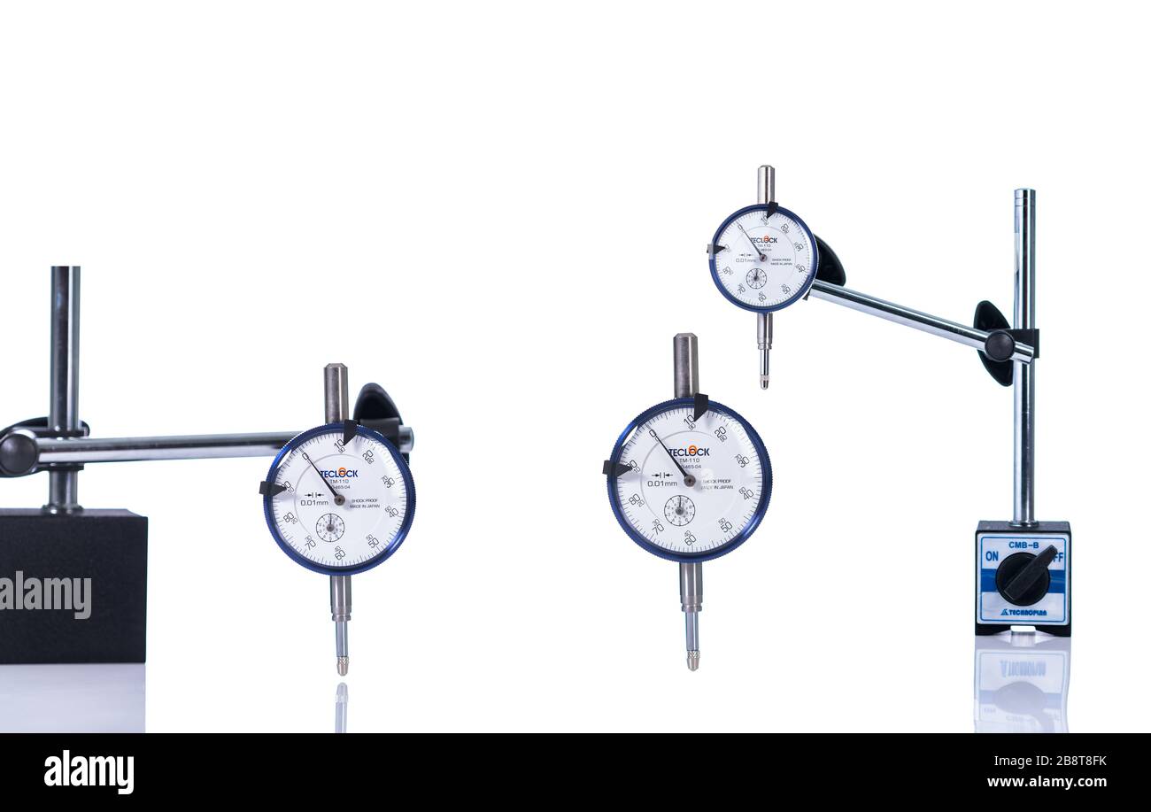 Chonburi, TAILANDIA - 1 MARZO 2020 : comparatore isolato su sfondo bianco. Comparatore standard. Indicatore a quadrante. Apparecchiatura di misurazione. Strumento di misurazione Foto Stock