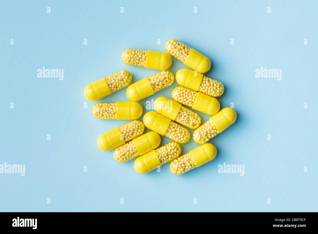 Capsule vitaminiche. Pillole di vitamina C su sfondo blu. Vista dall'alto. Foto Stock