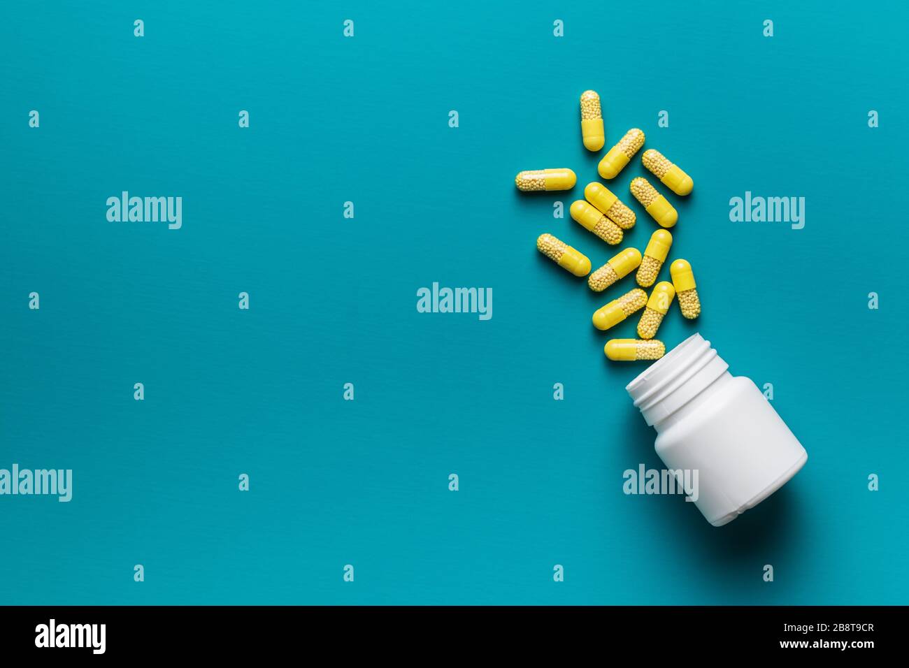 Capsule vitaminiche. Pillole di vitamina C e flacone di pillola su sfondo blu. Vista dall'alto. Foto Stock