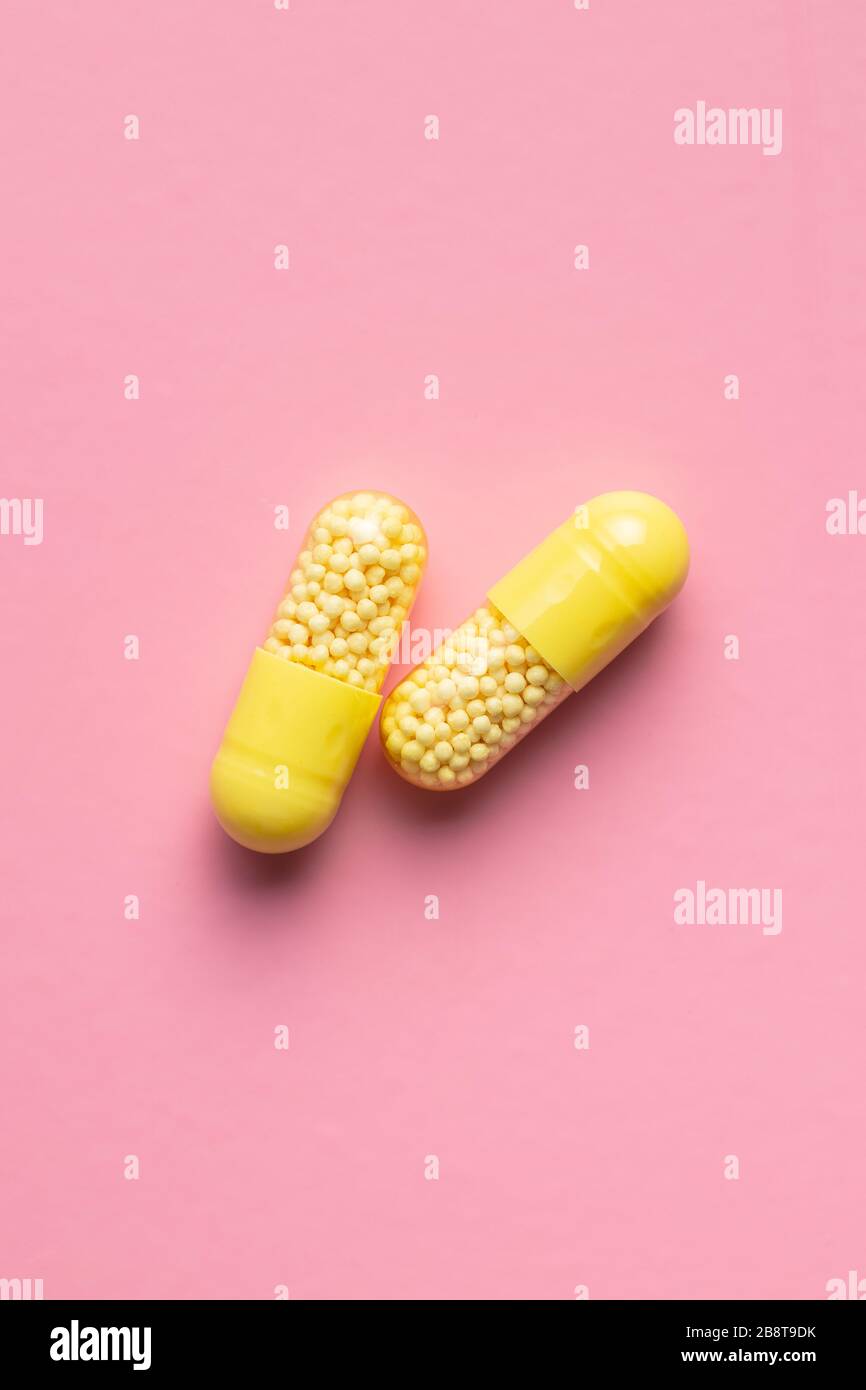 Capsule vitaminiche. Pillole di vitamina C su sfondo rosa. Vista dall'alto. Foto Stock