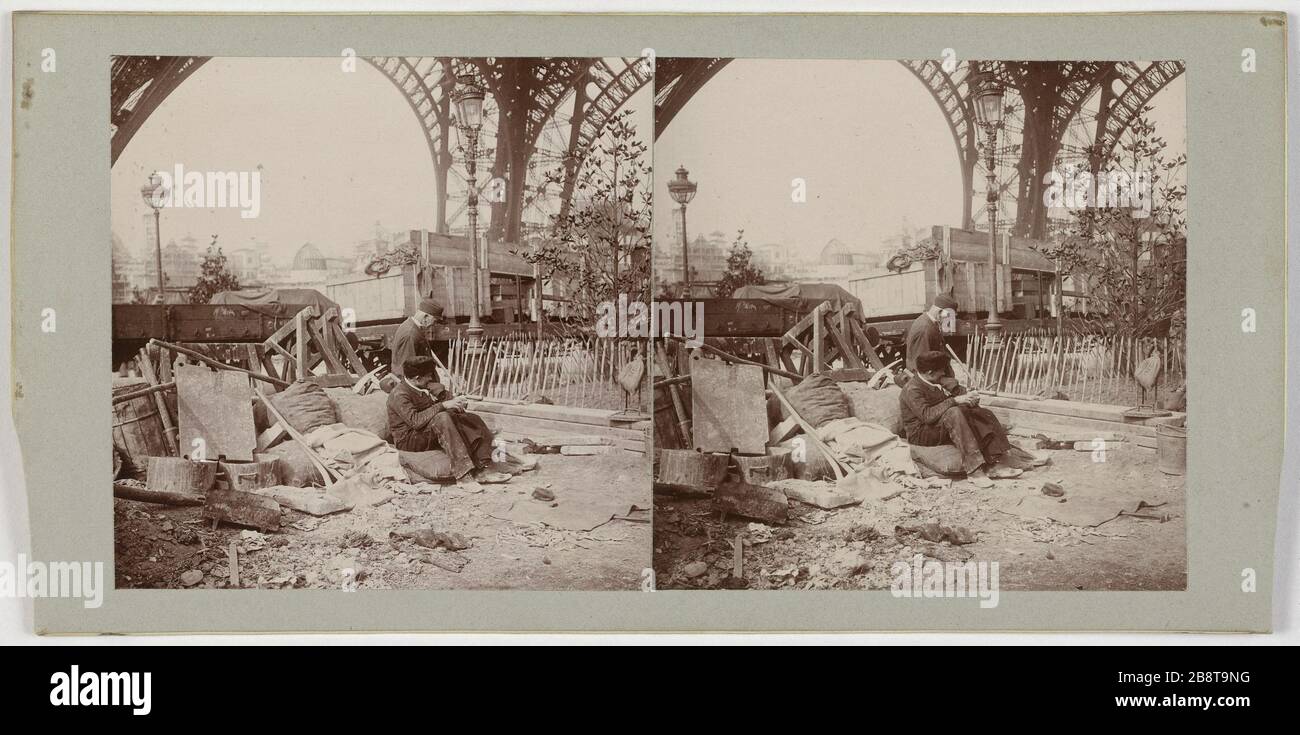 Esposizione universale del 1900: Lavoratori sotto la Torre Eiffel, 7 ° distretto, durante la costruzione della mostra, Parigi. Esposizione Universelle de 1900. Ouvriers sous la Tour Eiffel, pendant la construction de l'exposition, Paris (VIIème arr.)'. Anonima fotographie. Vue stéréoscopique, gélatino-clorure d'argent (aristotipo). Entre 1895 e 1905. Parigi, musée Carnavalet. Foto Stock