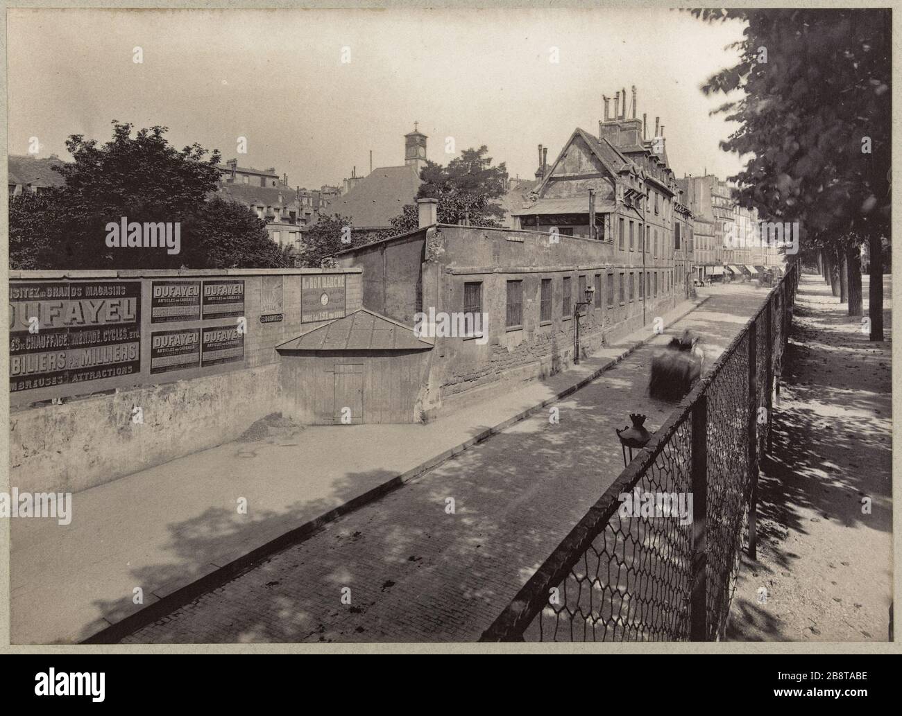 Edifici Pitié su rue Geoffroy St Hilaire. 11. Luglio 1903. Edifici in via Geoffroy-Saint-Hilaire Ospedale Pitié-Salpêtrière, 13 ° arrondissement, Parigi, 11 luglio 1903. bâtiments sur la rue Geoffroy-Saint-Hilaire de l'hôpital de la Pitié-Salpétrière. Parigi (XIII ème arr.). Photographie de Pierre Emonds (1831-1912). Albuminé di papier. 11 juillet 1903. Parigi, musée Carnavalet. Foto Stock