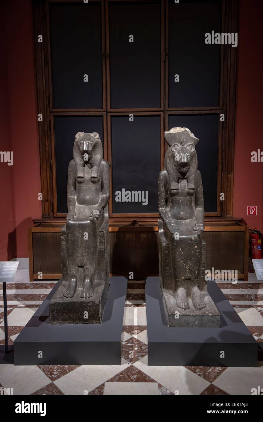 Vienna, Austria - Sala dedicata all'Egitto, tra cui mummie, sarcofago e antica arte egiziana nel Museo di Storia dell'Arte Kunsthistorisches Foto Stock