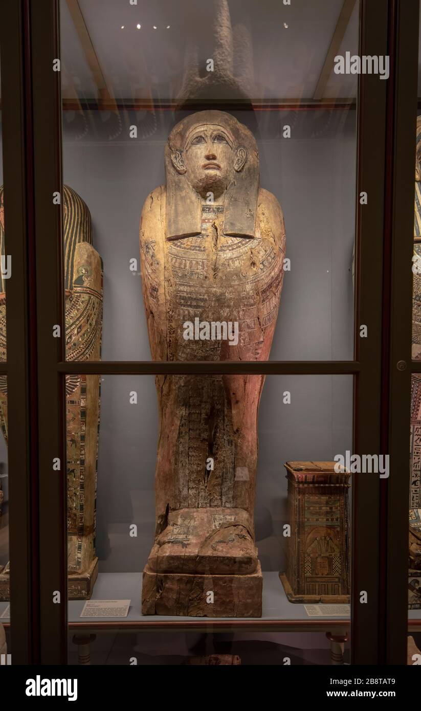 Vienna, Austria - Sala dedicata all'Egitto, tra cui mummie, sarcofago e antica arte egiziana nel Museo di Storia dell'Arte Kunsthistorisches Foto Stock