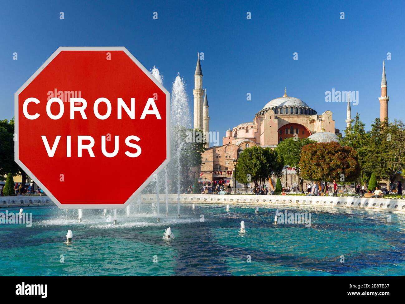 Immagine concettuale con grande cartello rosso Coronavirus davanti al museo e fontana di Hagia Sophia a Istanbul, concetto di limitazione del viaggio Foto Stock