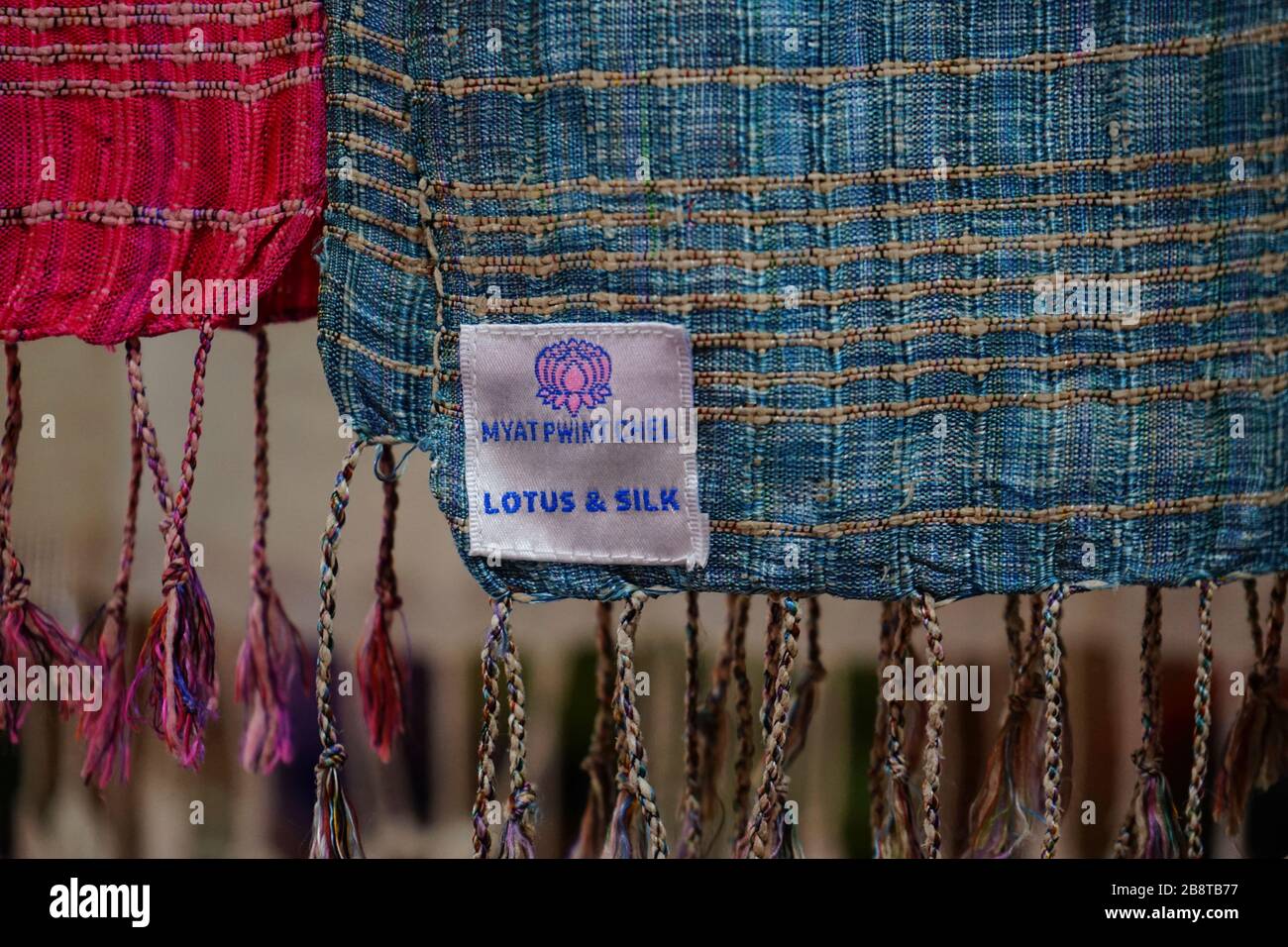 Tücher aus Lotusfaser und Seide, Winerei, Inn Paw Khon, Inle See, Khan-Staat, Myanmar Foto Stock