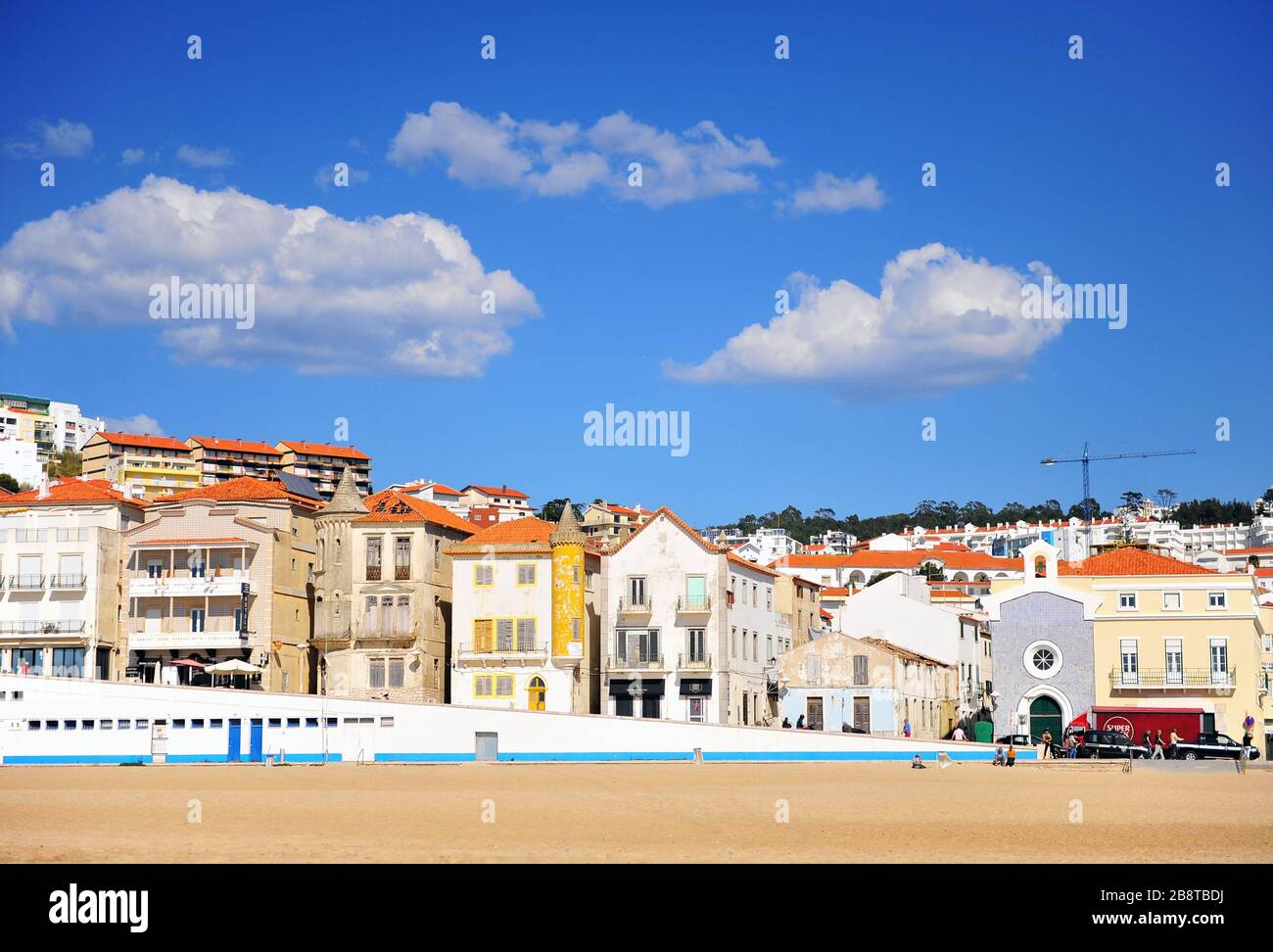 Nazare, Portogallo - 29 marzo 2019: Veduta dell'argine della città di Nazare e della spiaggia centrale. Foto Stock