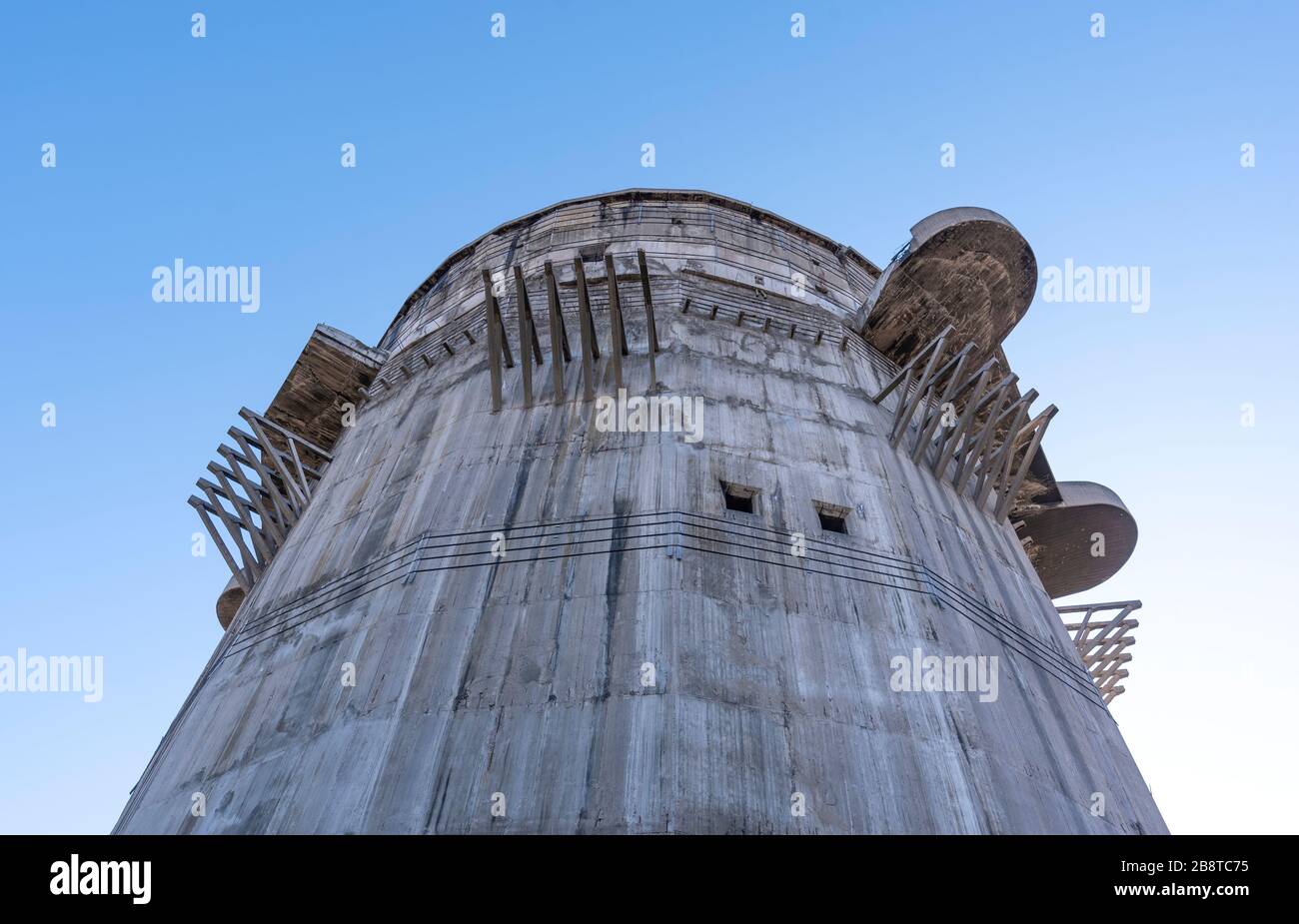 Torre Flak (Flakturm) nel parco Augarten di Vienna, in Austria. Torre antiaerea della seconda guerra mondiale Foto Stock