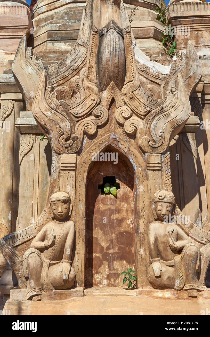Wächterfiguren An Grab-Stupa, in-Dein-Pagodenwald, Shwe Inn Thein-Pagode, Dorf Indein, Inle See, Shan-Staat, Myanmar Foto Stock