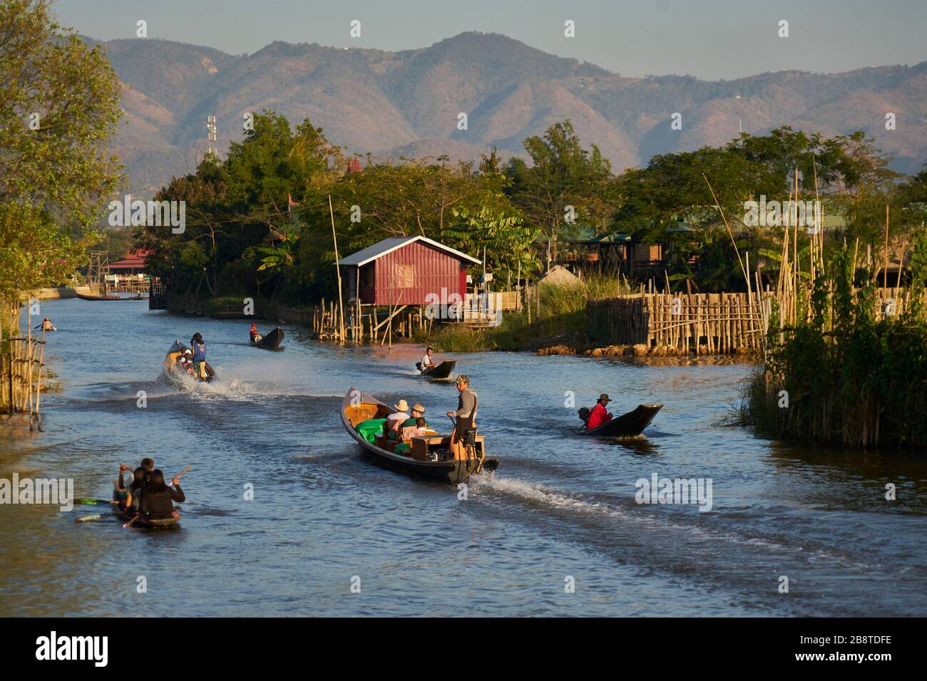 Boote im Hauptkanal des Intha Pfahldorfes Inn Paw Khon, Inle See, Shan-Staat, Myanmar Foto Stock