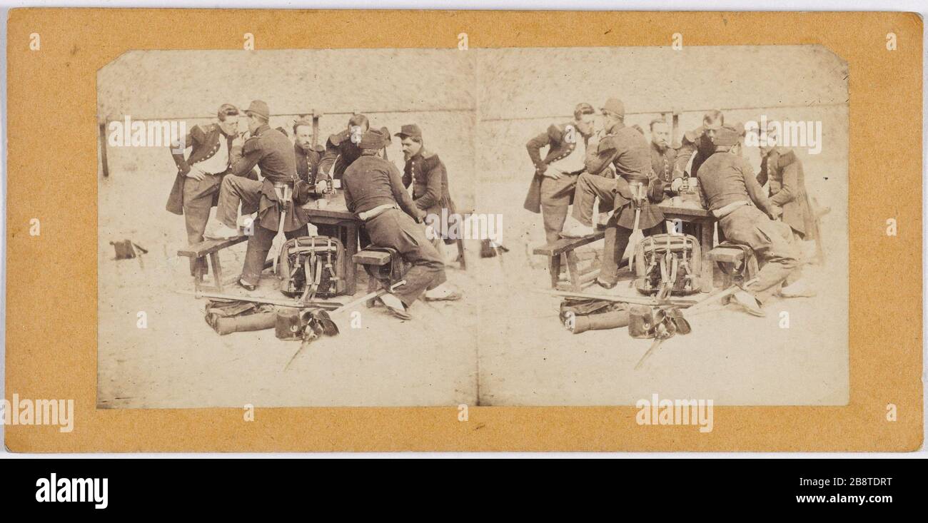 Gruppo di soldati seduti intorno ad un tavolo 'Groupe de soldats assis autour d'une table'. Anonima fotographie. Vue stéréoscopique sur papier albuminé. Vers 1870. Parigi, musée Carnavalet. Foto Stock