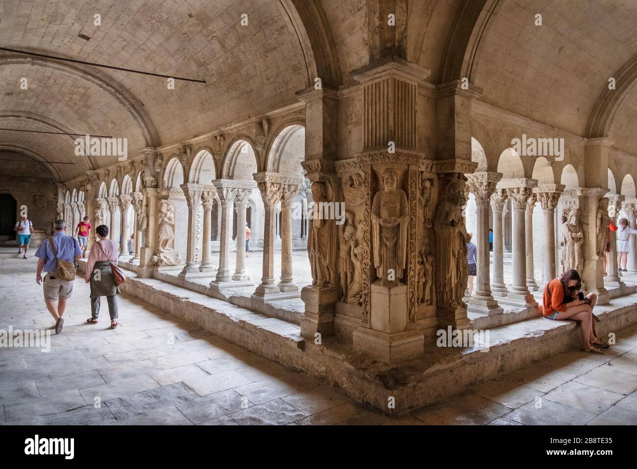 Chiesa di Santa Tropima e chiostro. Arles (Provenza, Occitania, Francia, Europa) Foto Stock