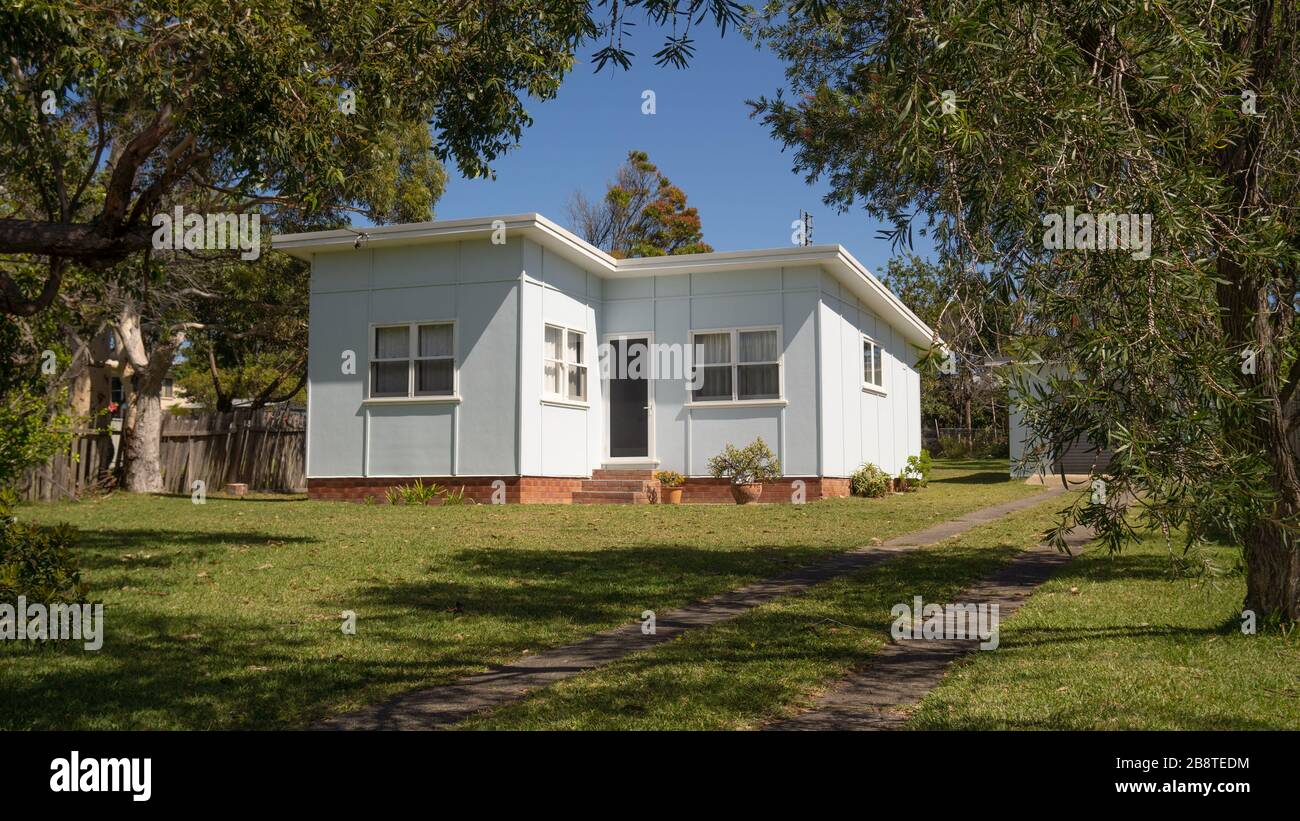 Una tipica casa vacanze 'fibro' su un terreno della costa meridionale del nuovo Galles del Sud Foto Stock
