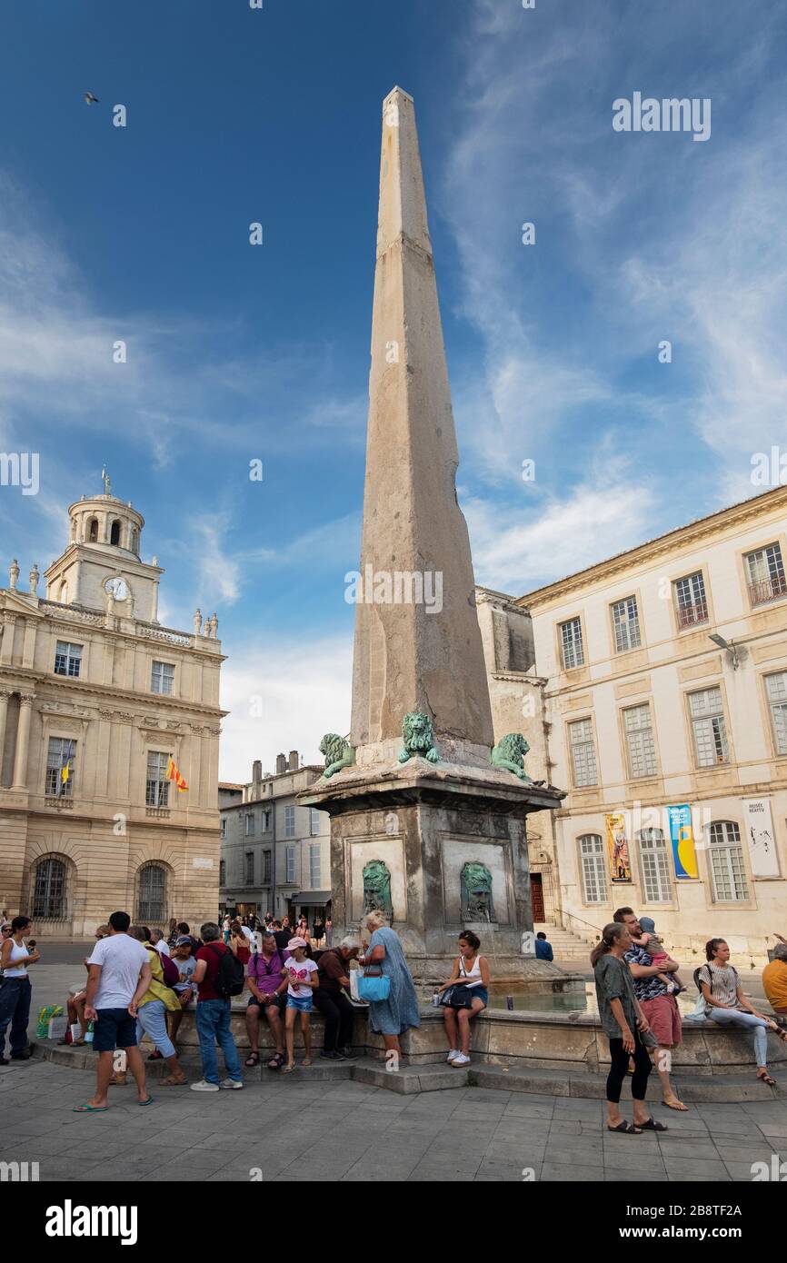 República, con il suo obelisco, il Municipio e la chiesa e chiostro di Santa Tropima. Arles (Provenza, Occitania, Francia, Europa) Foto Stock